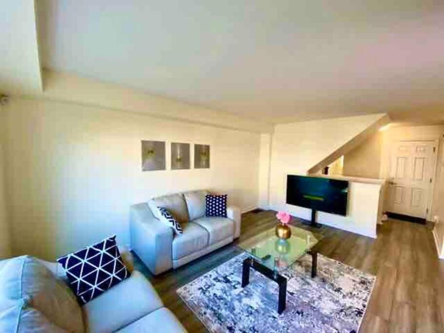 Luxury 4 Bdrm Townhome near Niagara Falls