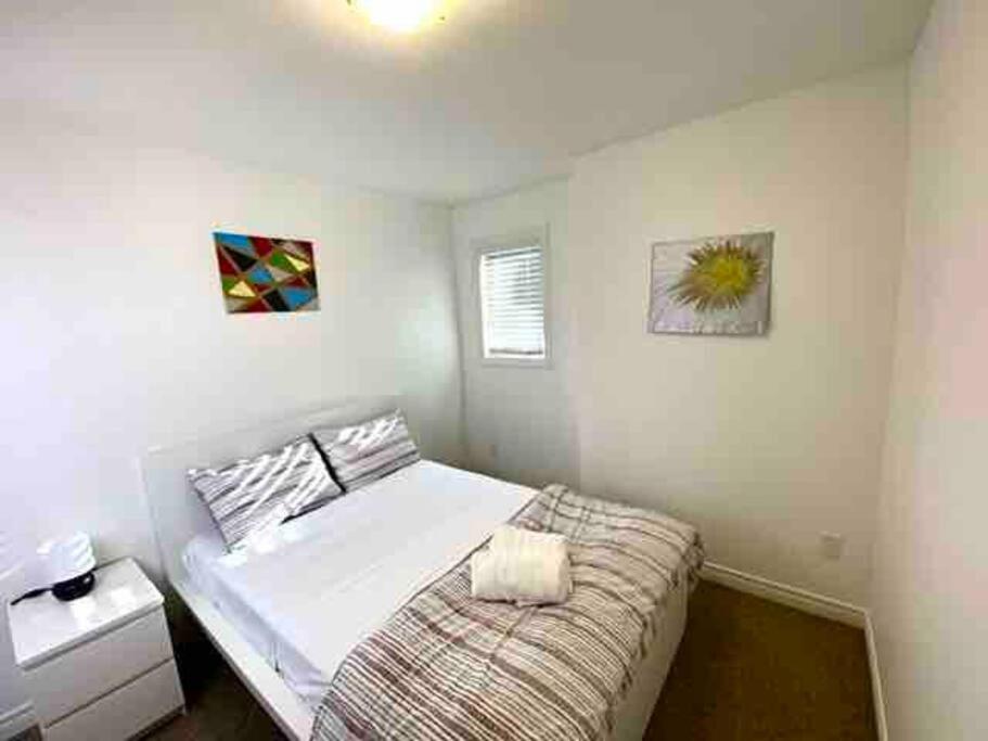 Luxury 4 Bdrm Townhome near Niagara Falls