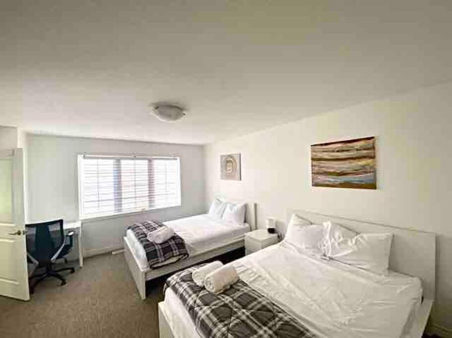 Luxury 4 Bdrm Townhome near Niagara Falls