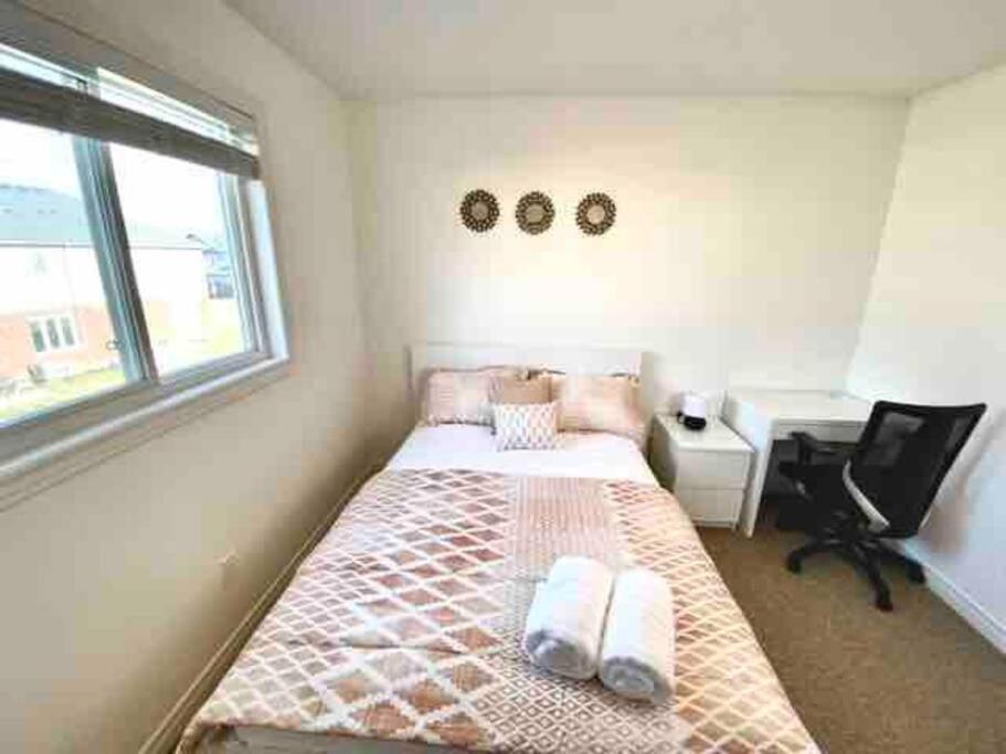 Luxury 4 Bdrm Townhome near Niagara Falls