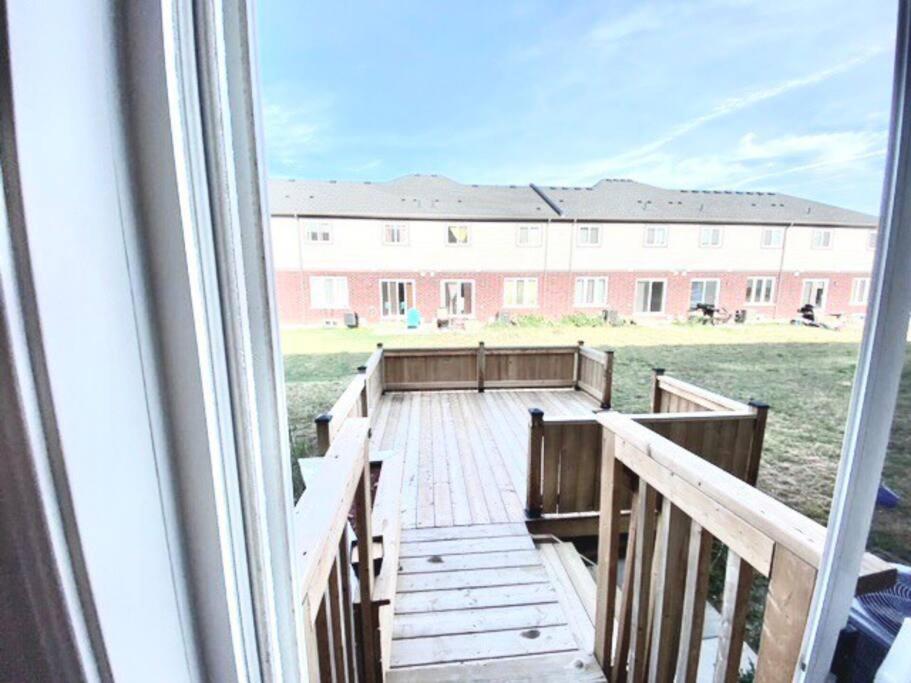 Luxury 4 Bdrm Townhome near Niagara Falls
