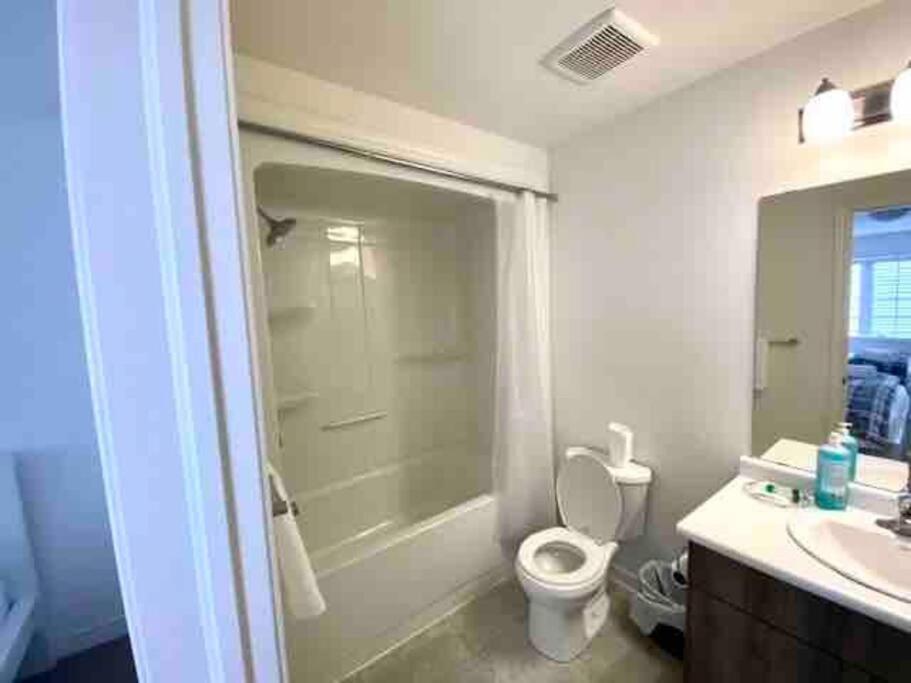 Luxury 4 Bdrm Townhome near Niagara Falls