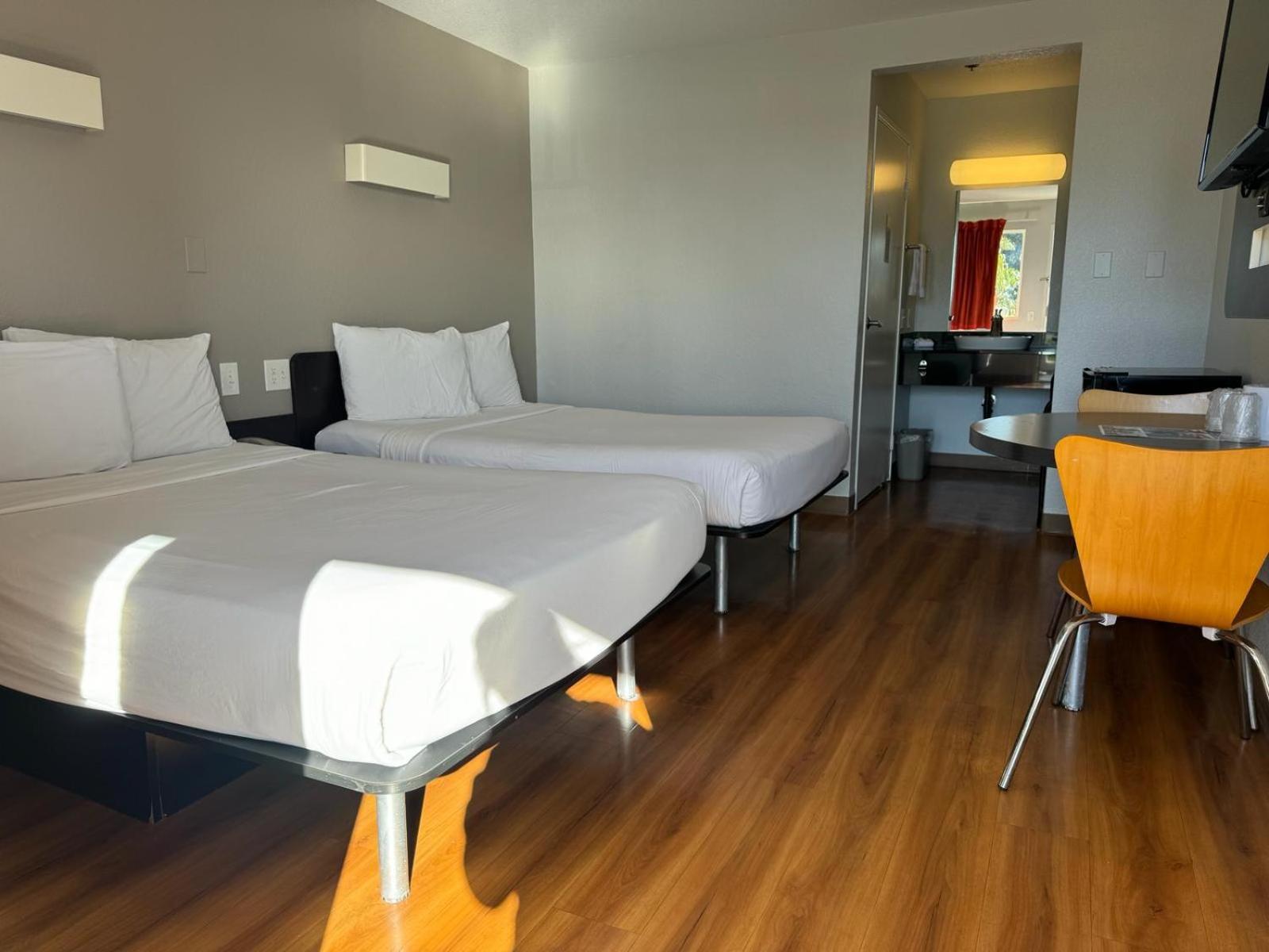 Ventura Vacations - Motel 6-Ventura, CA - South - Property Image 38