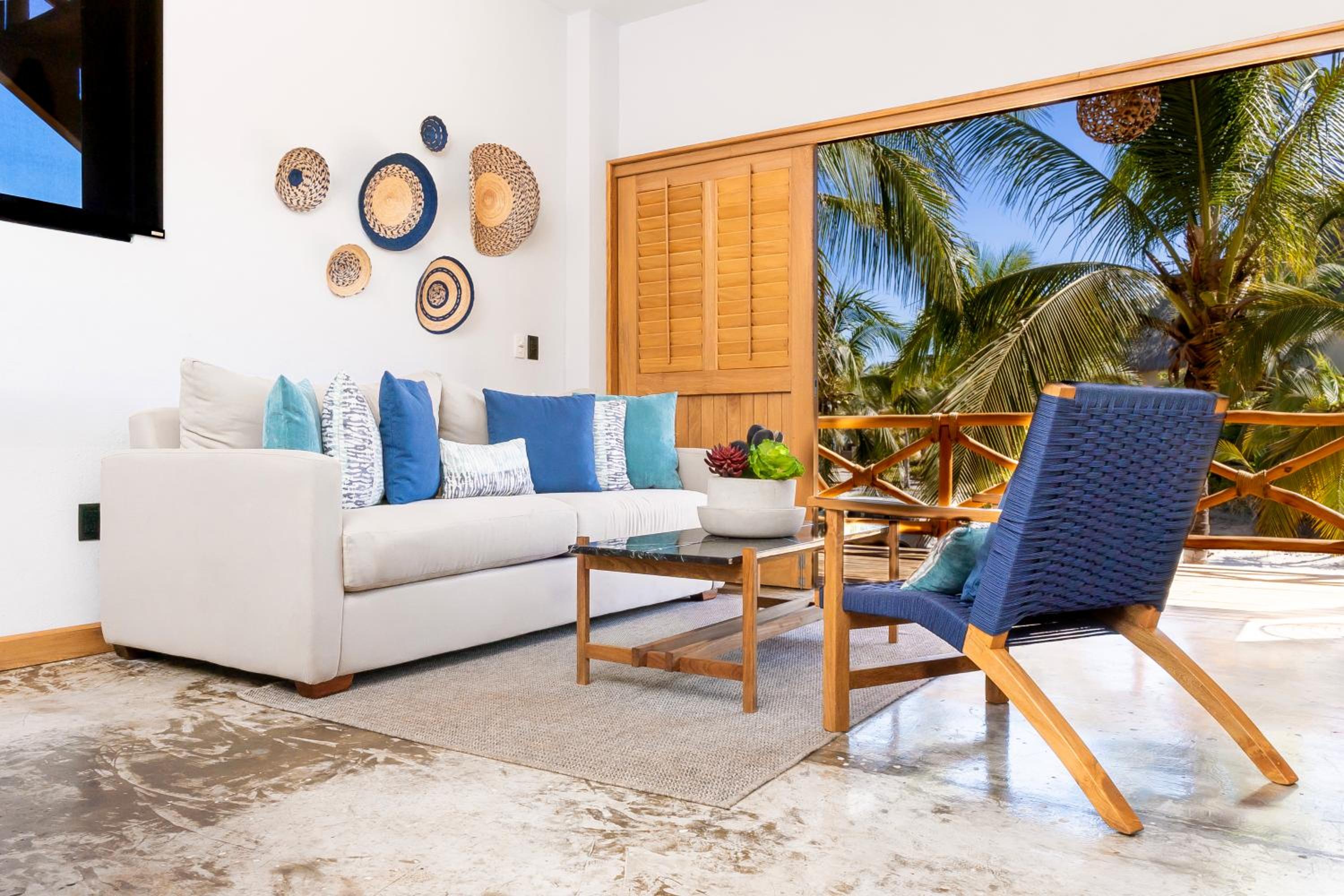 Casa Vela Palafito en playa con alberca