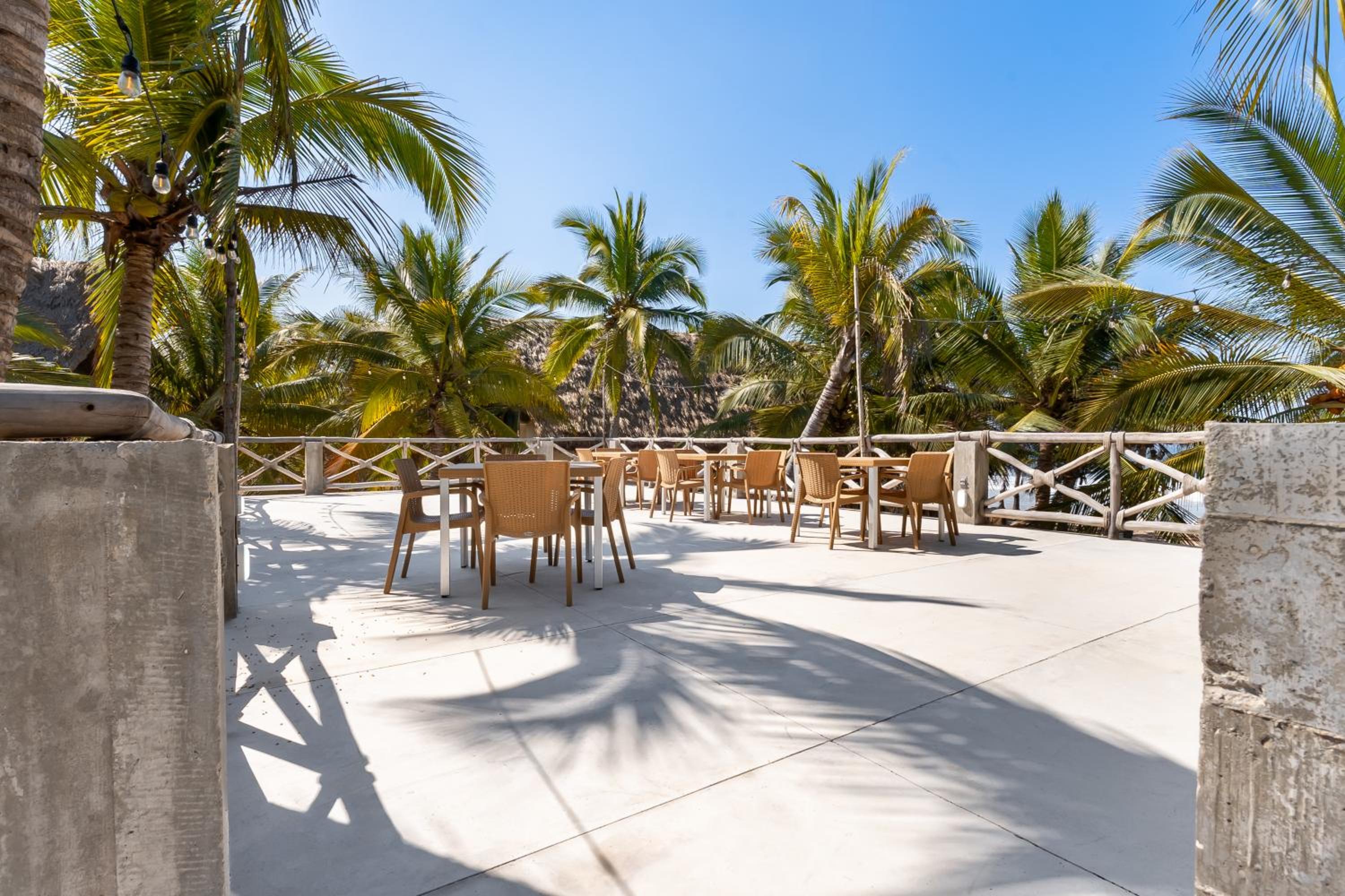 Casa Vela Palafito en playa con alberca