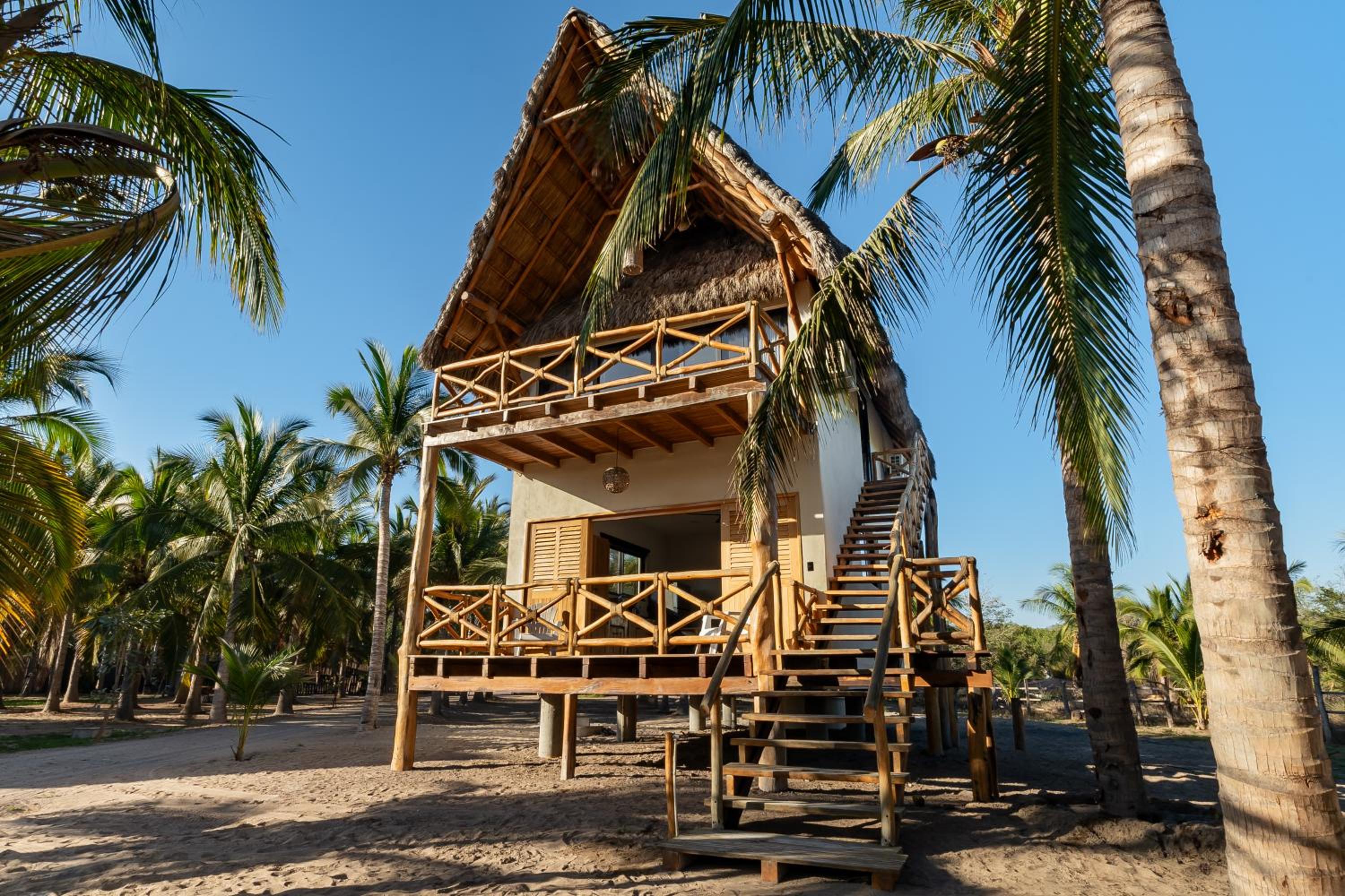 Casa Vela Palafito en playa con alberca