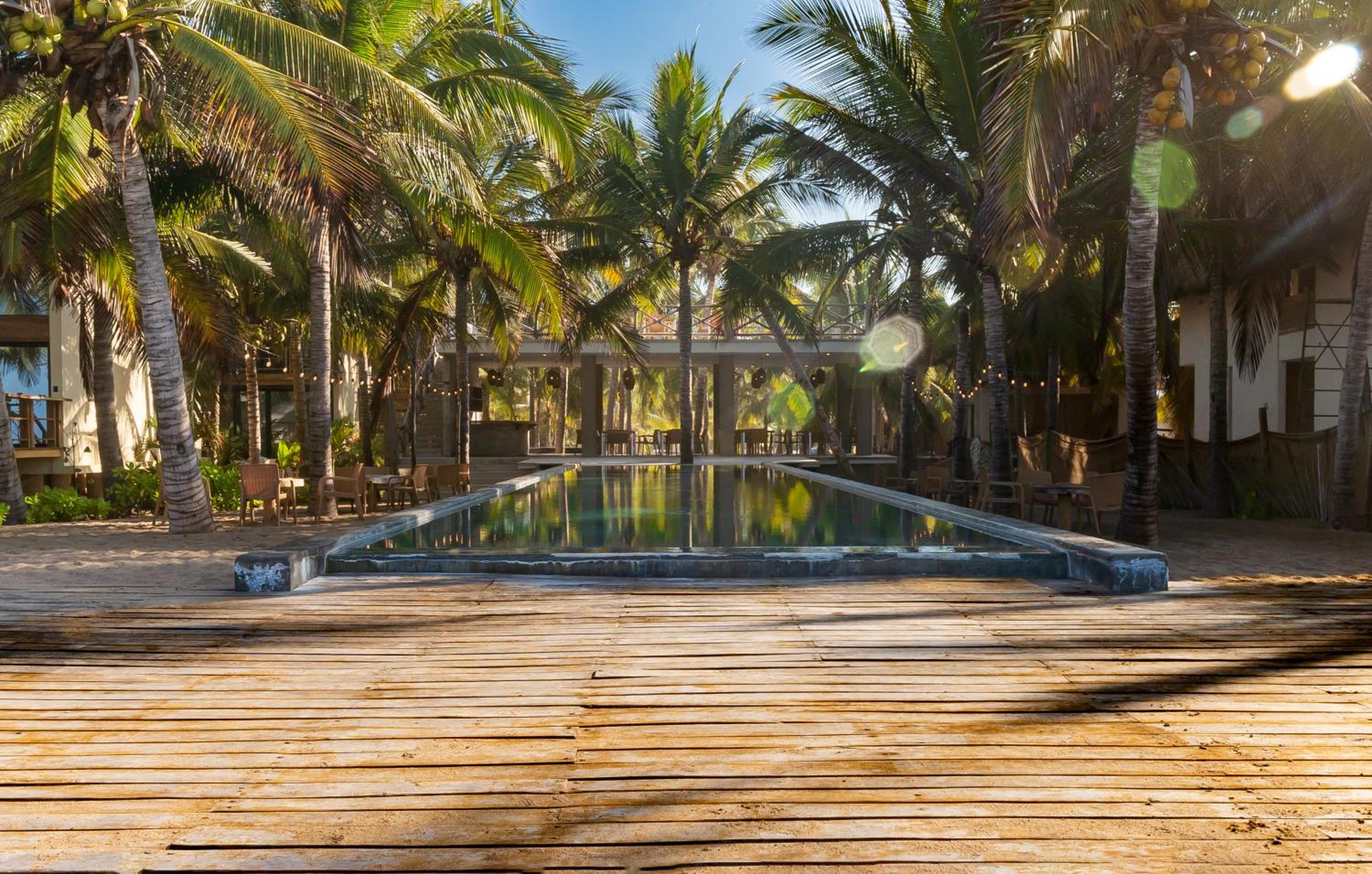 Casa Vela Palafito en playa con alberca