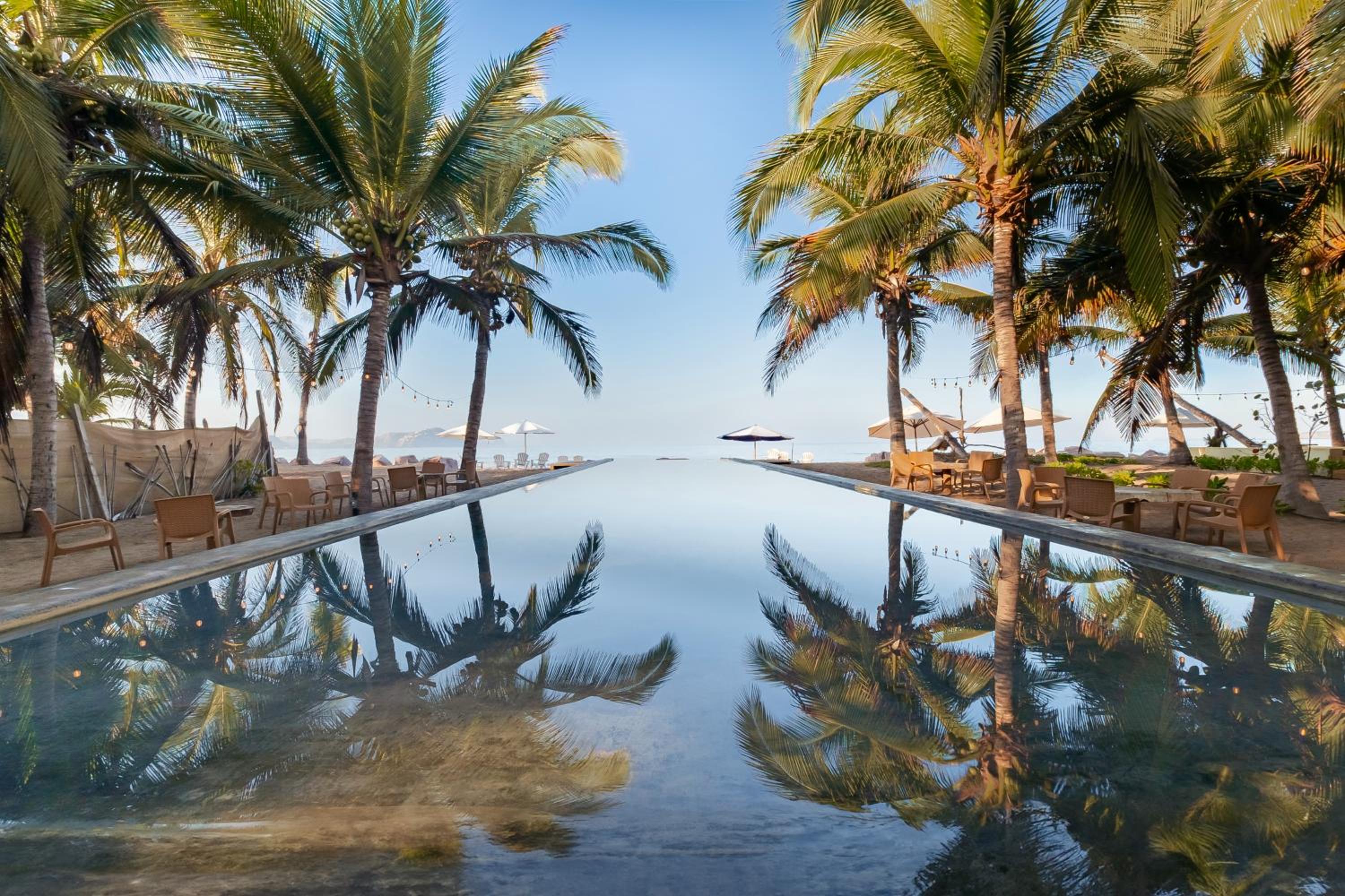 Casa Vela Palafito en playa con alberca