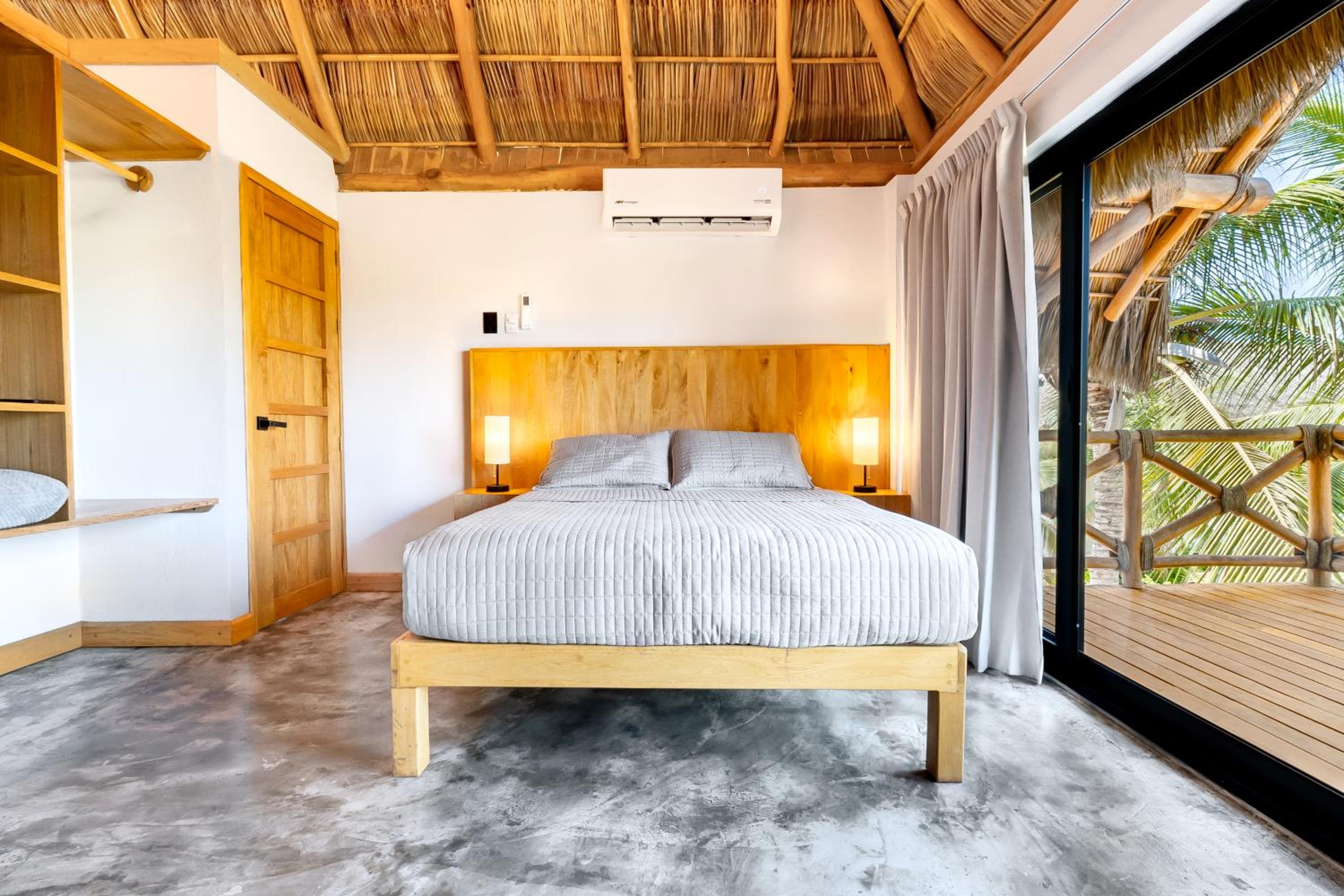 Casa Vela Palafito en playa con alberca