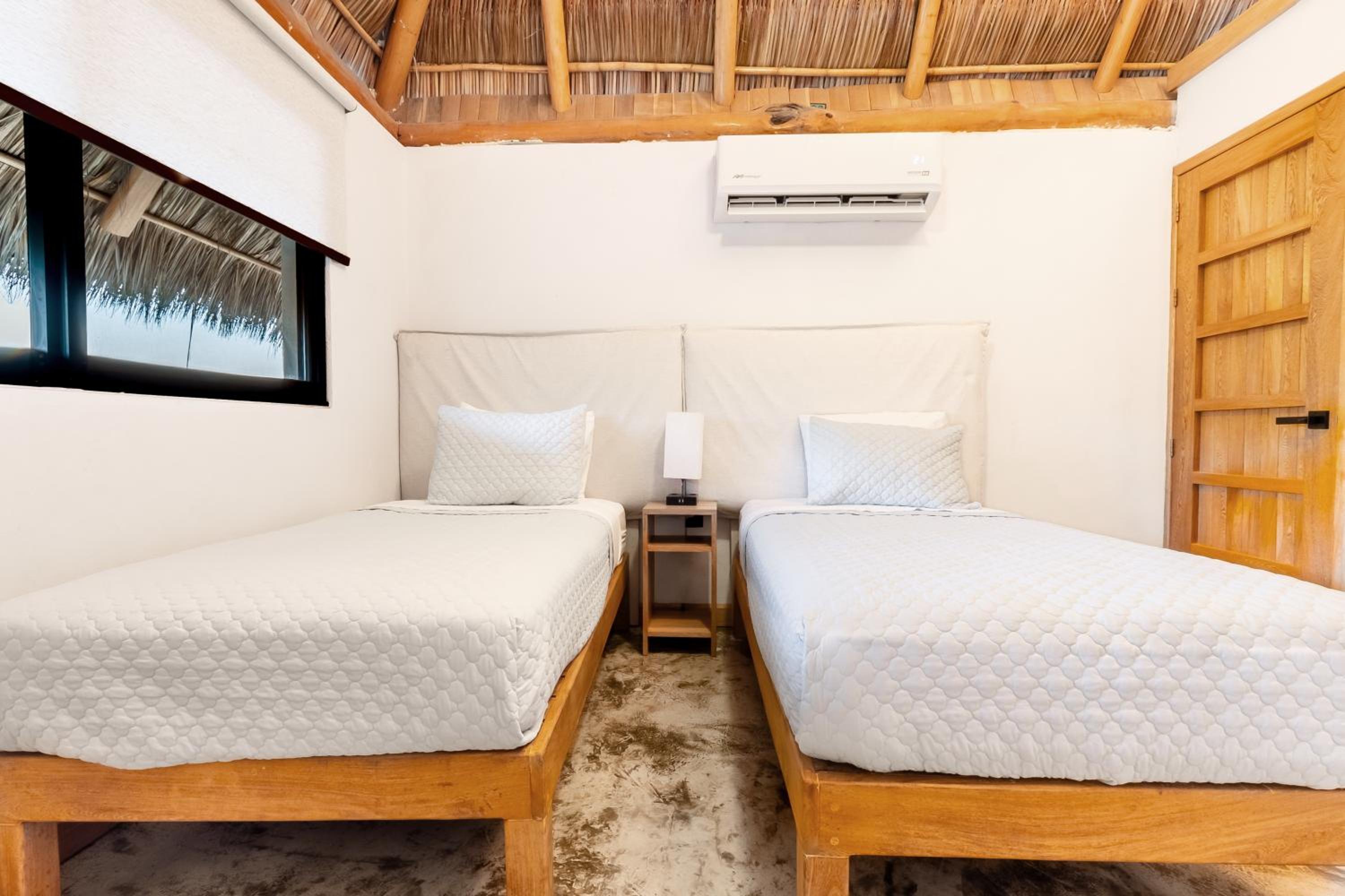 Casa Vela Palafito en playa con alberca