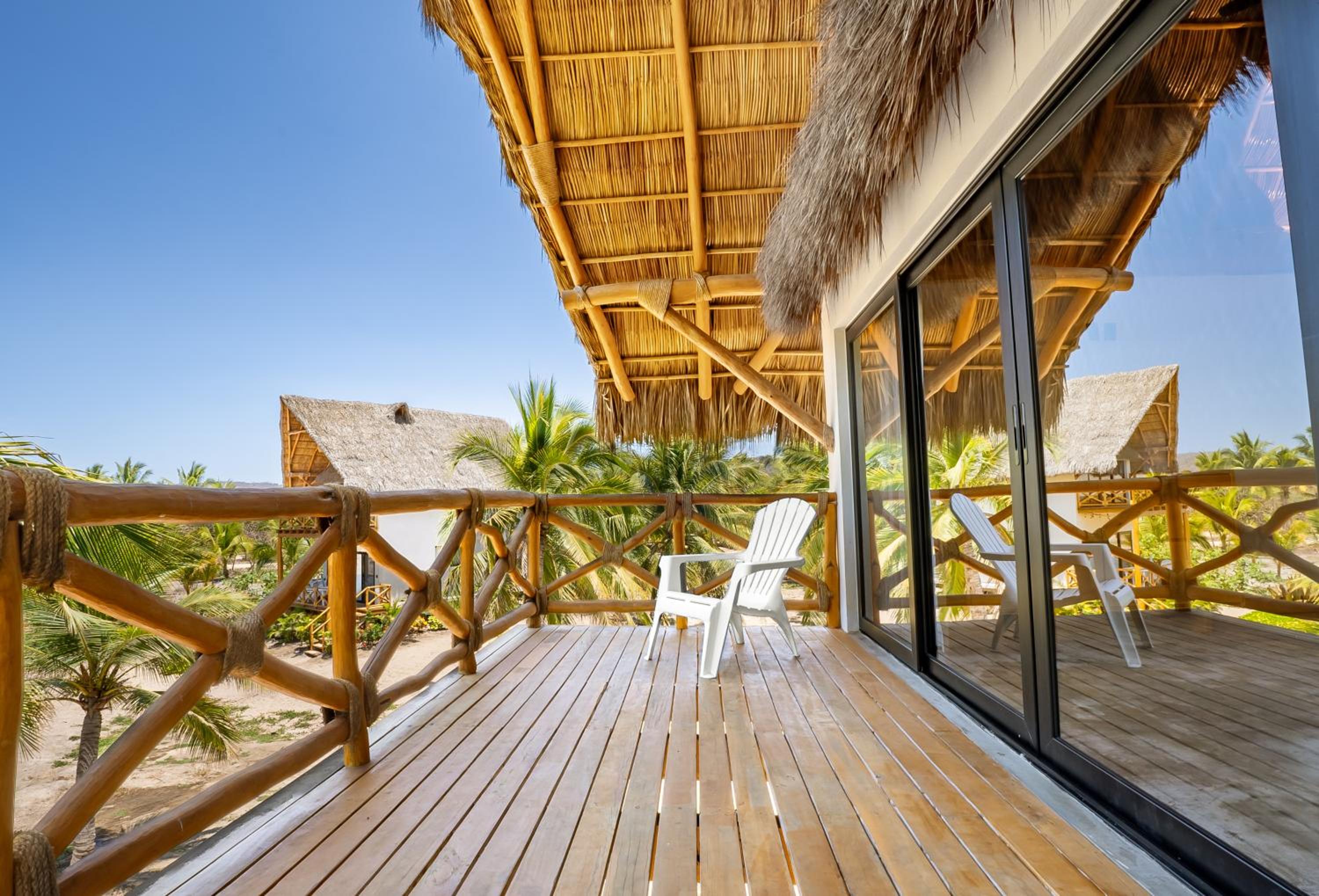 Casa Vela Palafito en playa con alberca