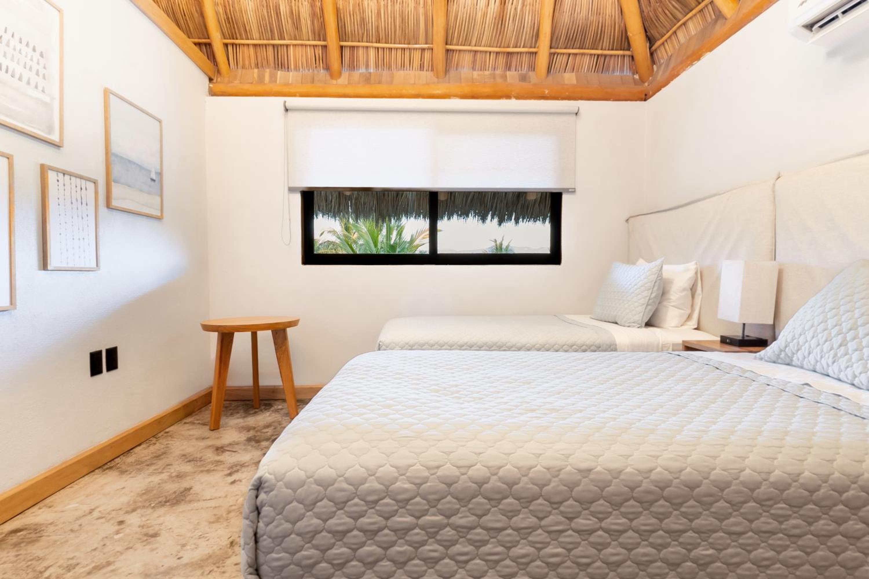Casa Vela Palafito en playa con alberca