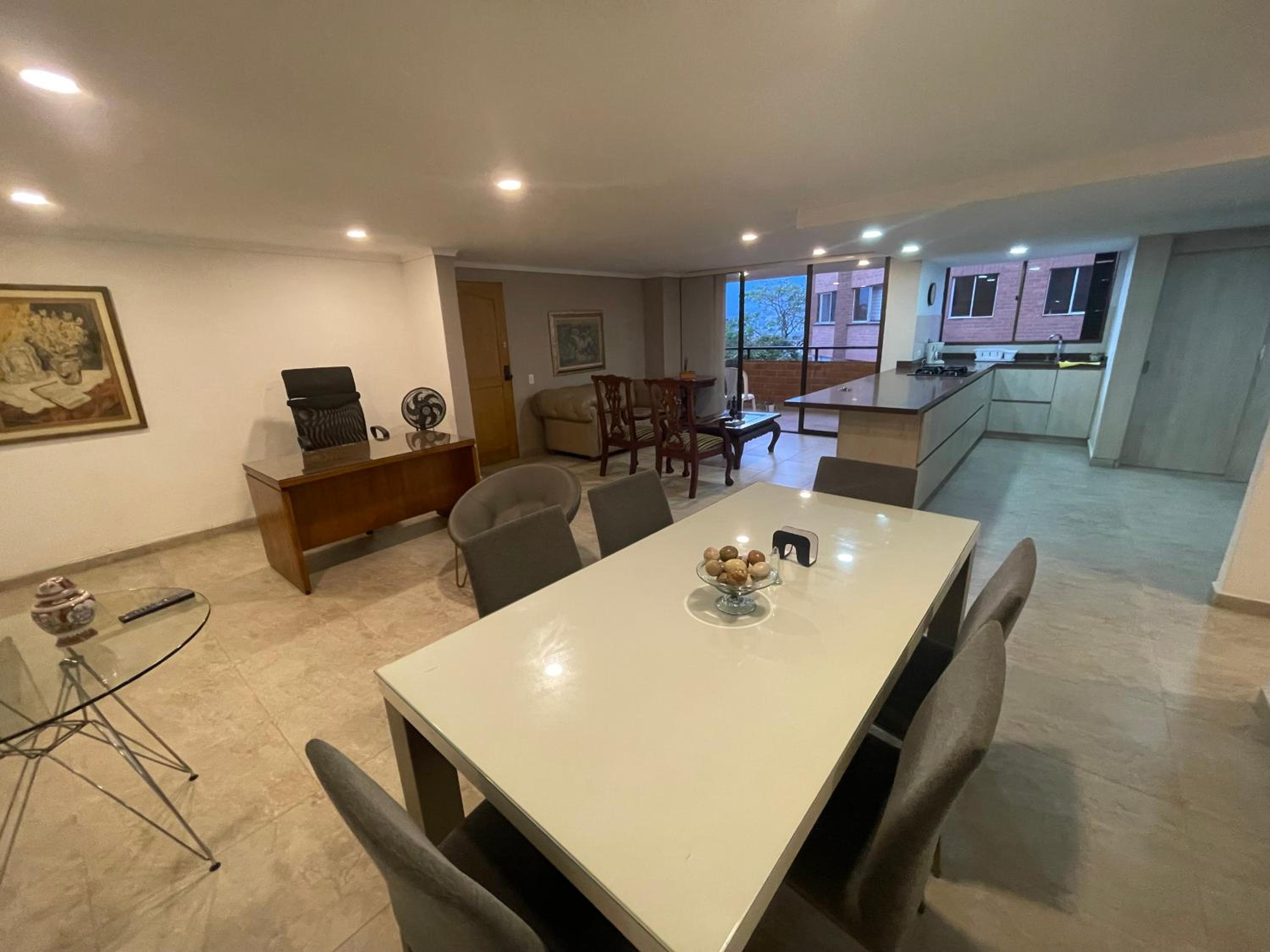 Apartamento cómodo , grande en Poblado Medellín