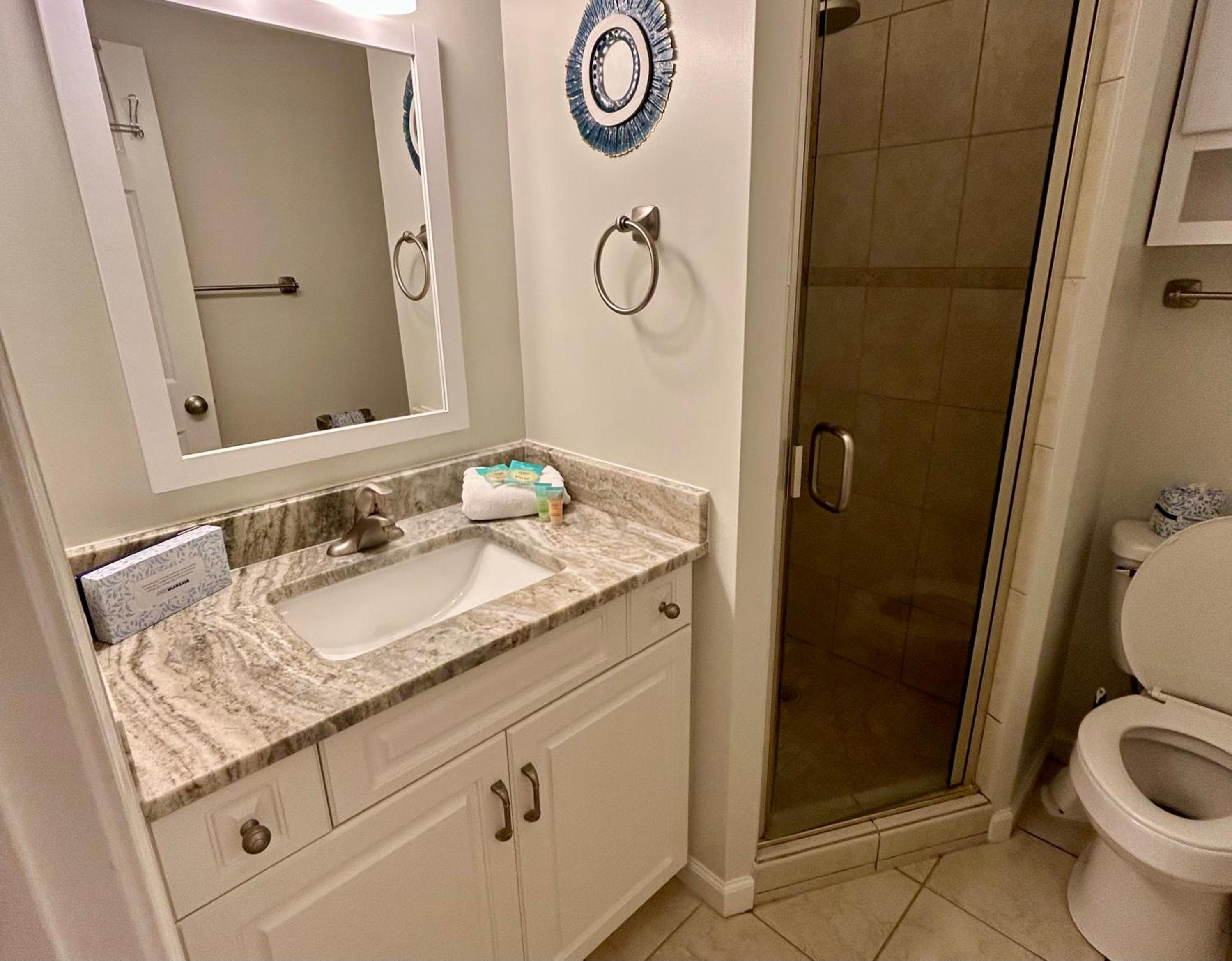 Updated Kitchens Baths King Bed, 2 Doubles & Twin Bikes & Beach Gear included