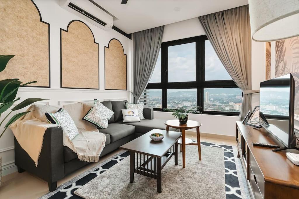 IndoChina 3BR MVertica near MRT by RumaBnB