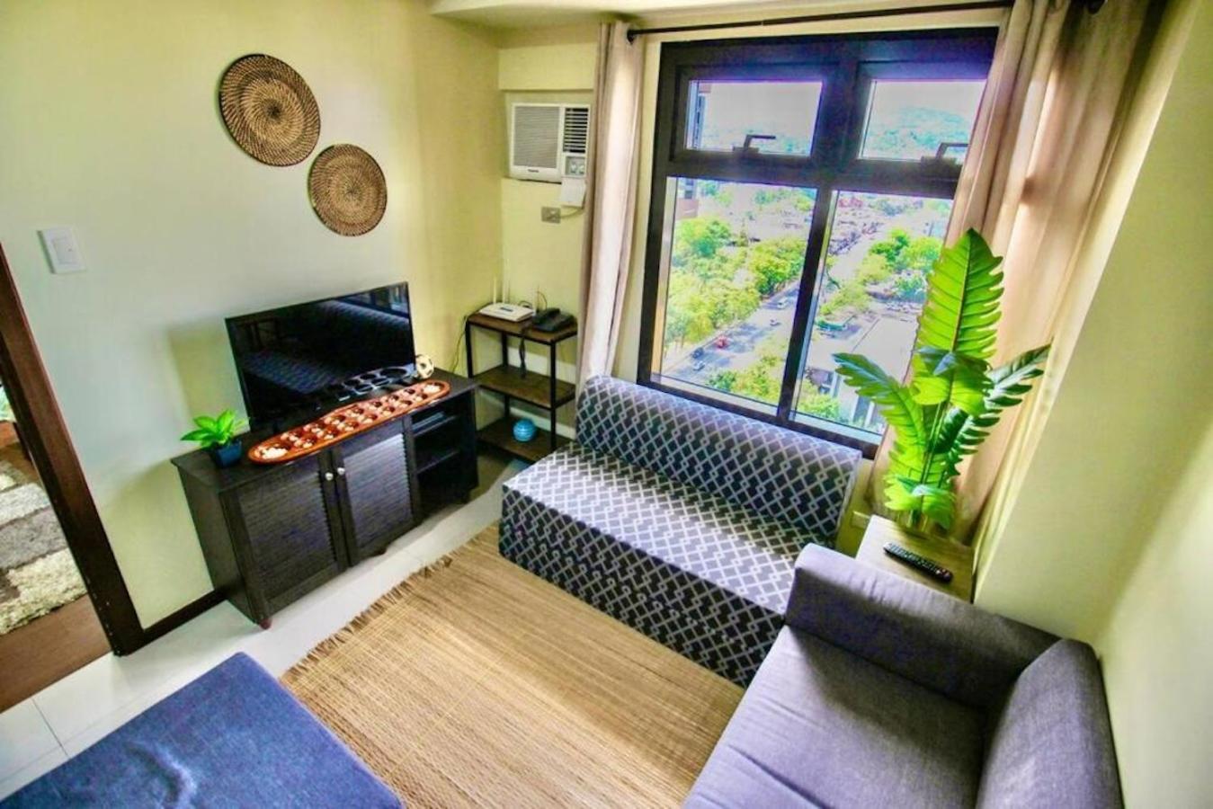 Azalea 1BR Suite - Pool, Gym, WiFi, Netflix, AC, Kitchen, Ayala Mall