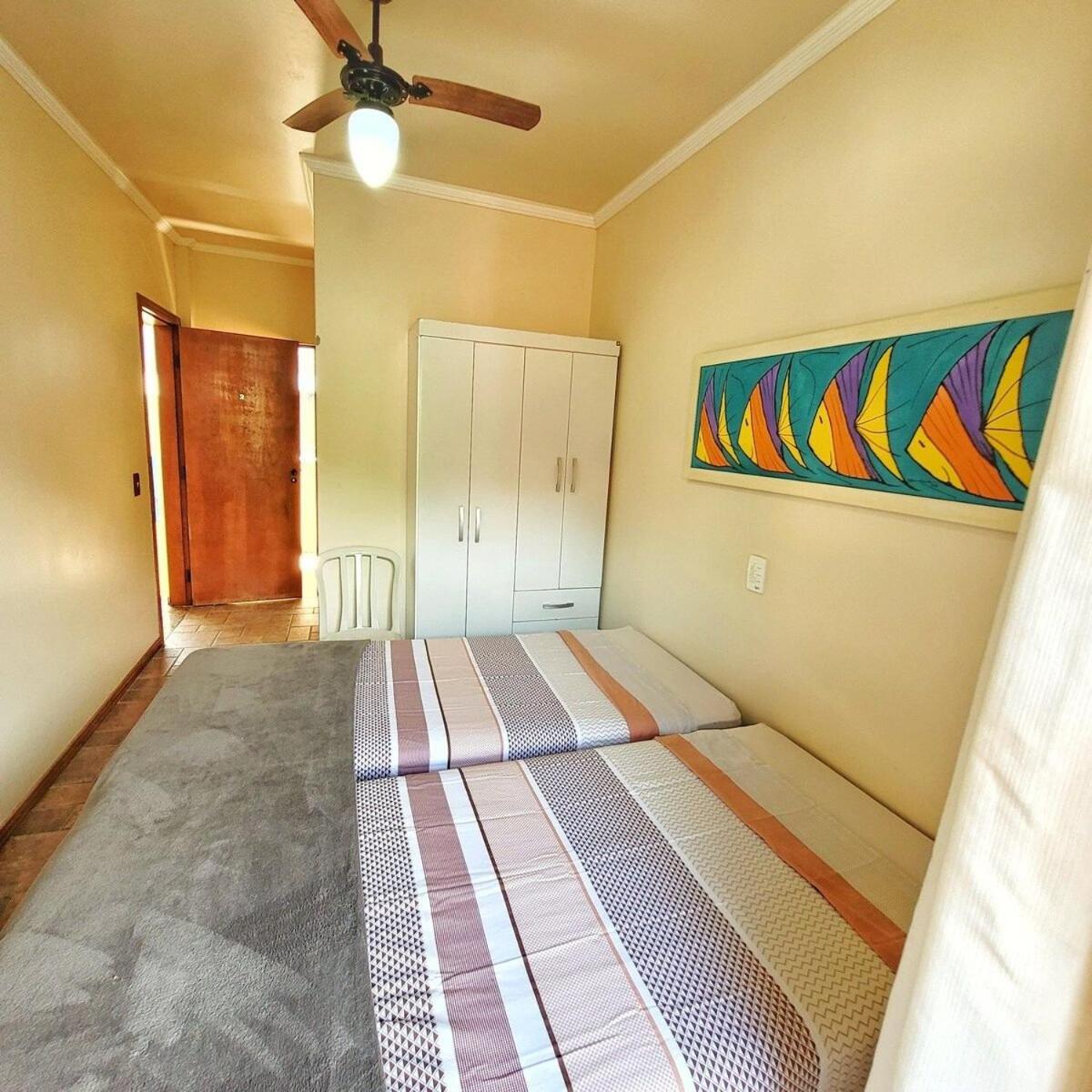 Linda casa 2 suítes, piscina condomínio 60 m praia