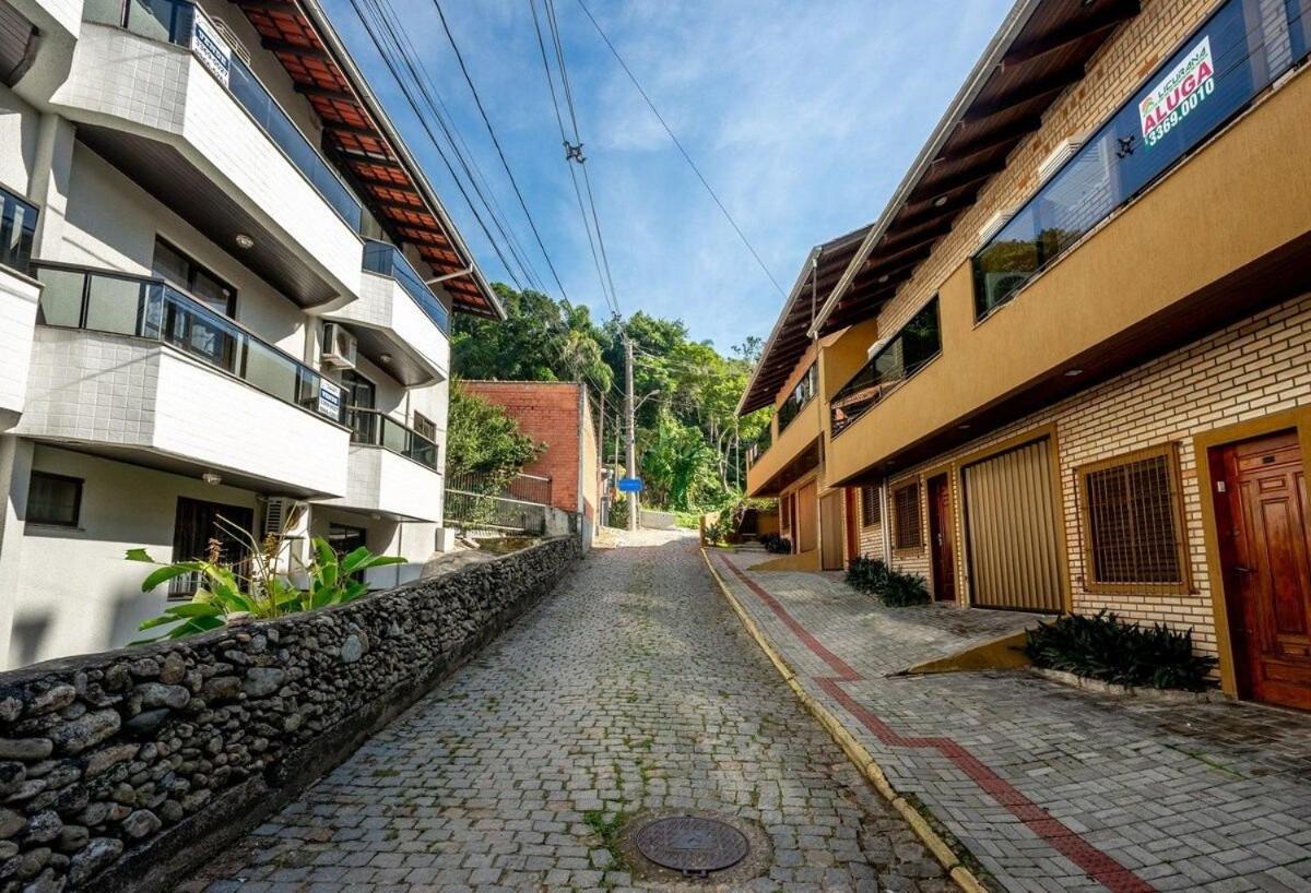 Linda casa 2 suítes, piscina condomínio 60 m praia