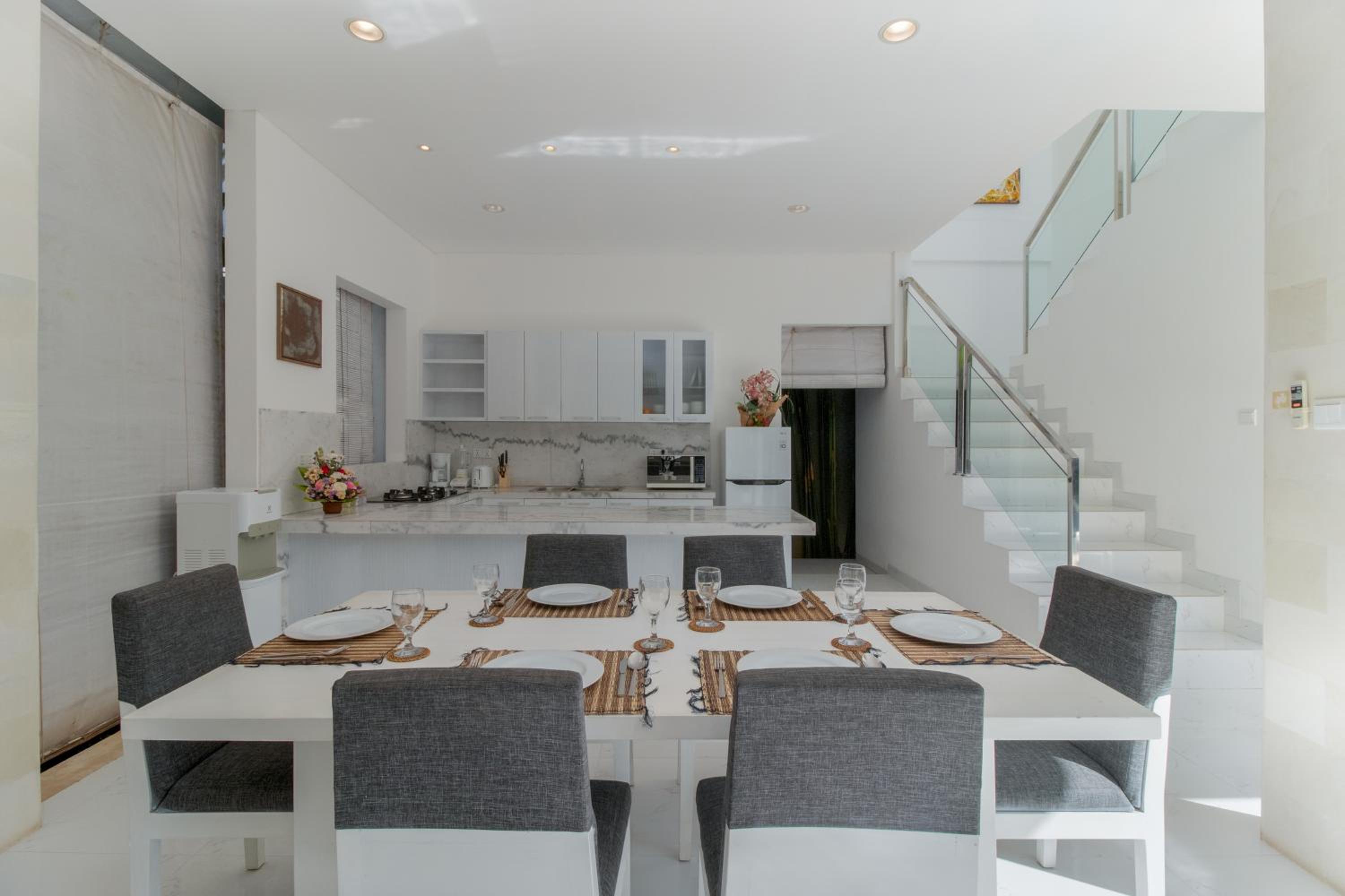 Superb 3 Bed Villa, Walk to Beach, Fast Wi-Fi, view 2