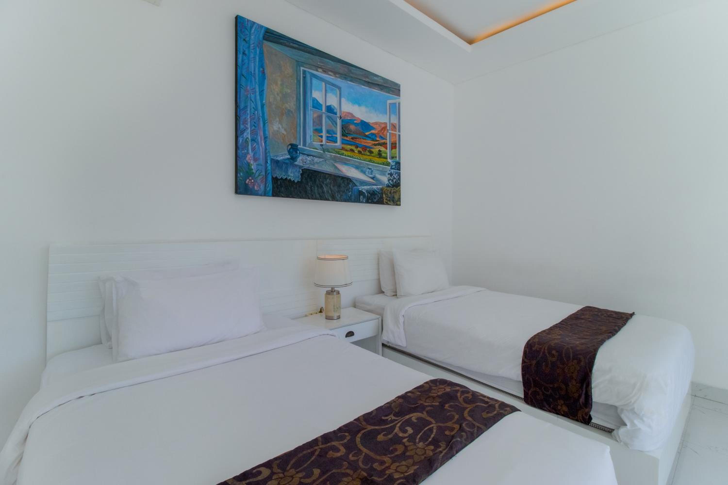 Superb 3 Bed Villa, Walk to Beach, Fast Wi-Fi, view 3