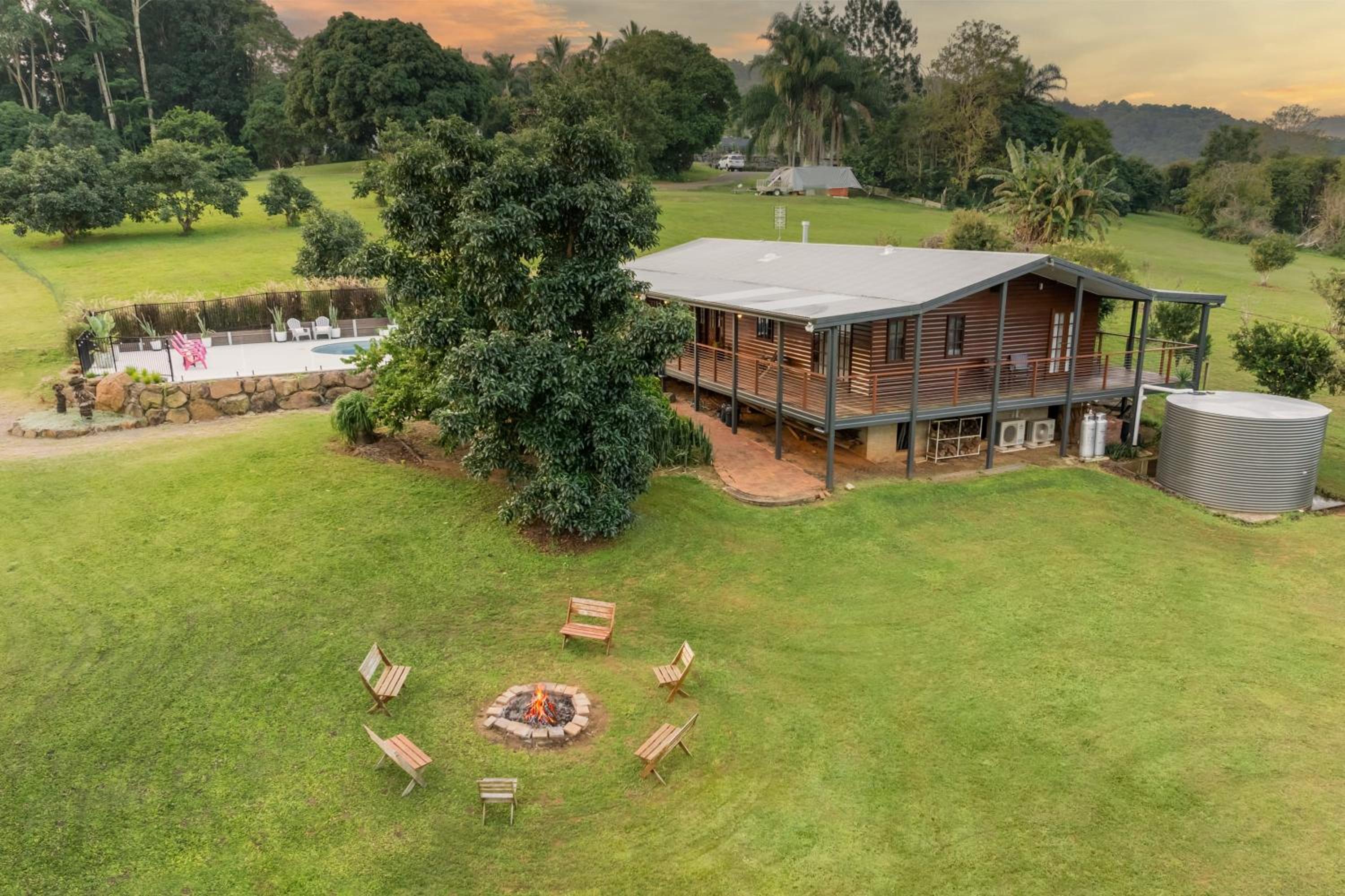 The Hideaway - Chic Farmhouse 15min to beaches