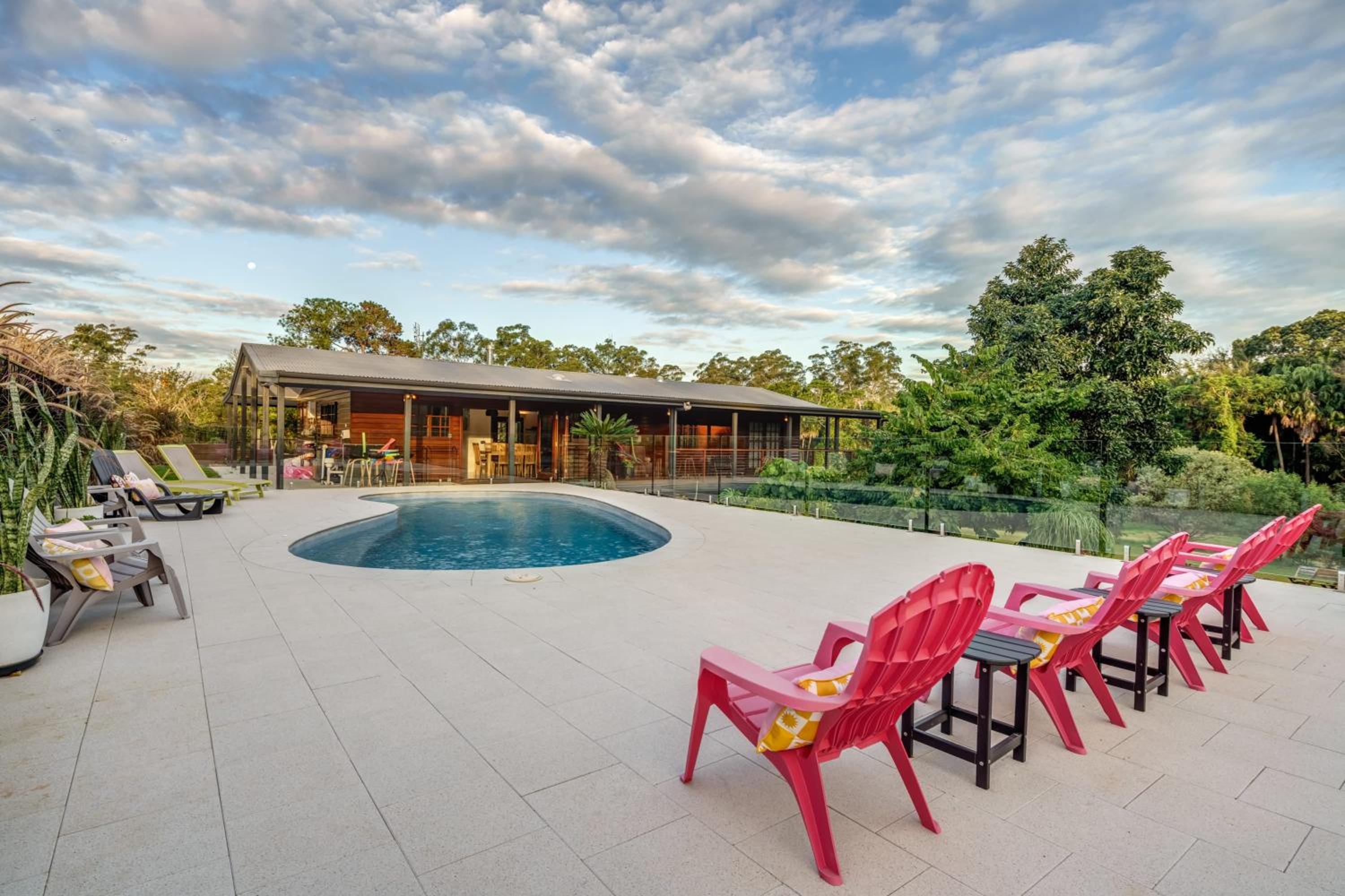 The Hideaway - Chic Farmhouse 15min to beaches