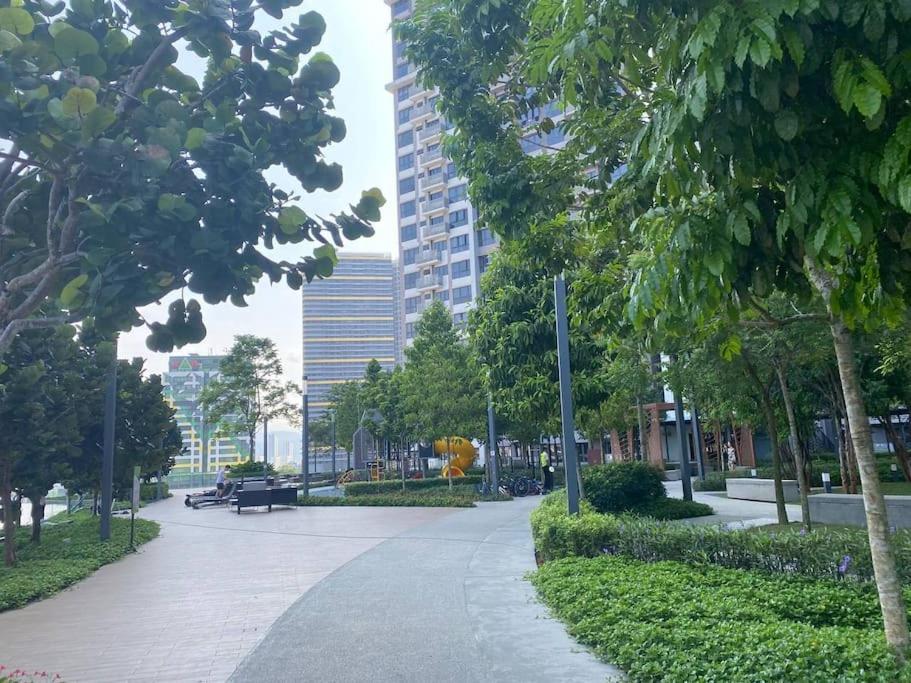 4BR Family Room MVertica near MRT by RumaBnB