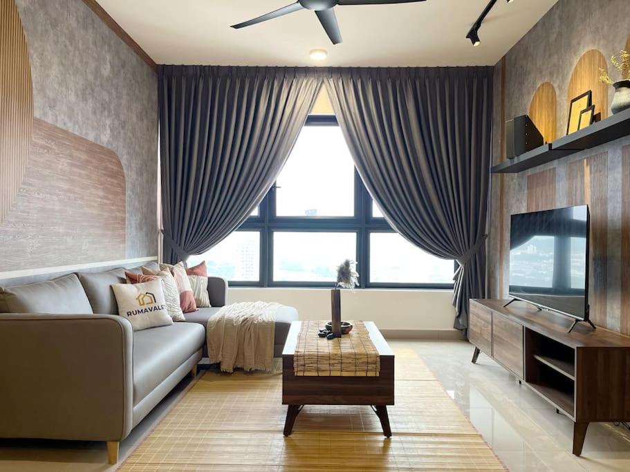 4BR Family Room MVertica near MRT by RumaBnB