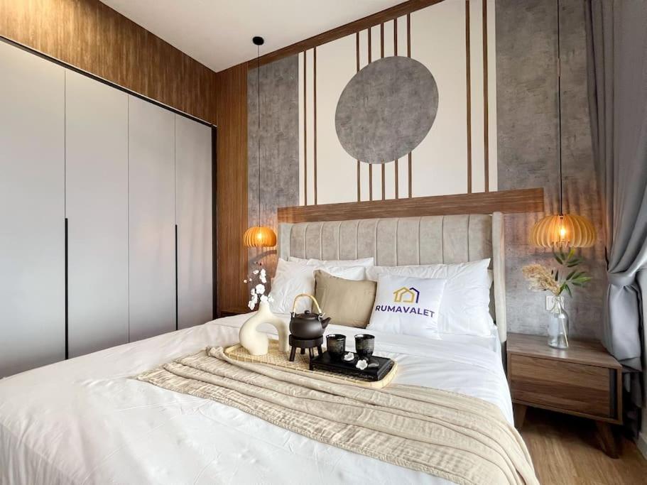 4BR Family Room MVertica near MRT by RumaBnB