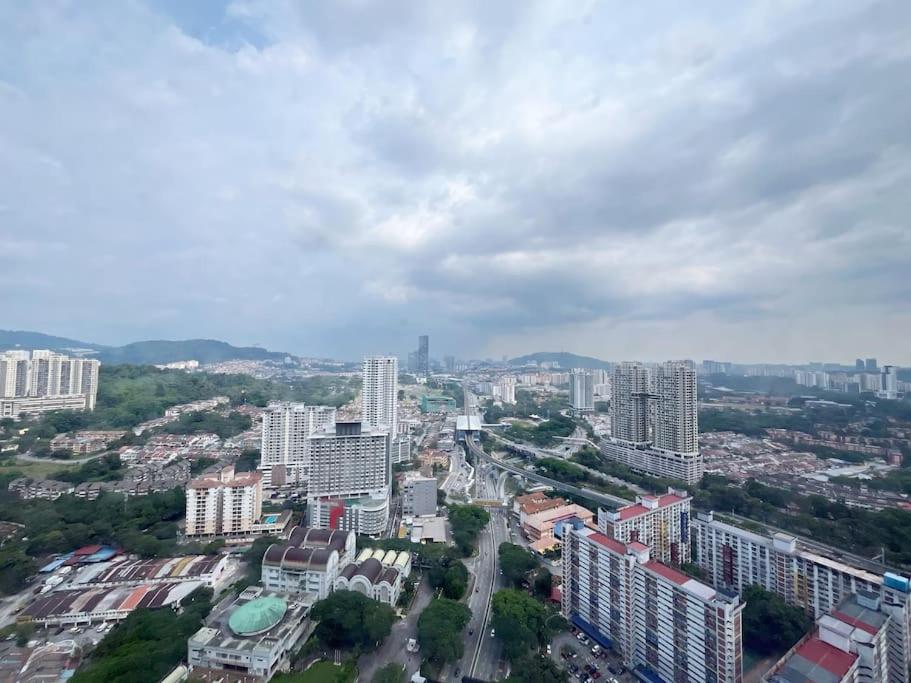 4BR Family Room MVertica near MRT by RumaBnB