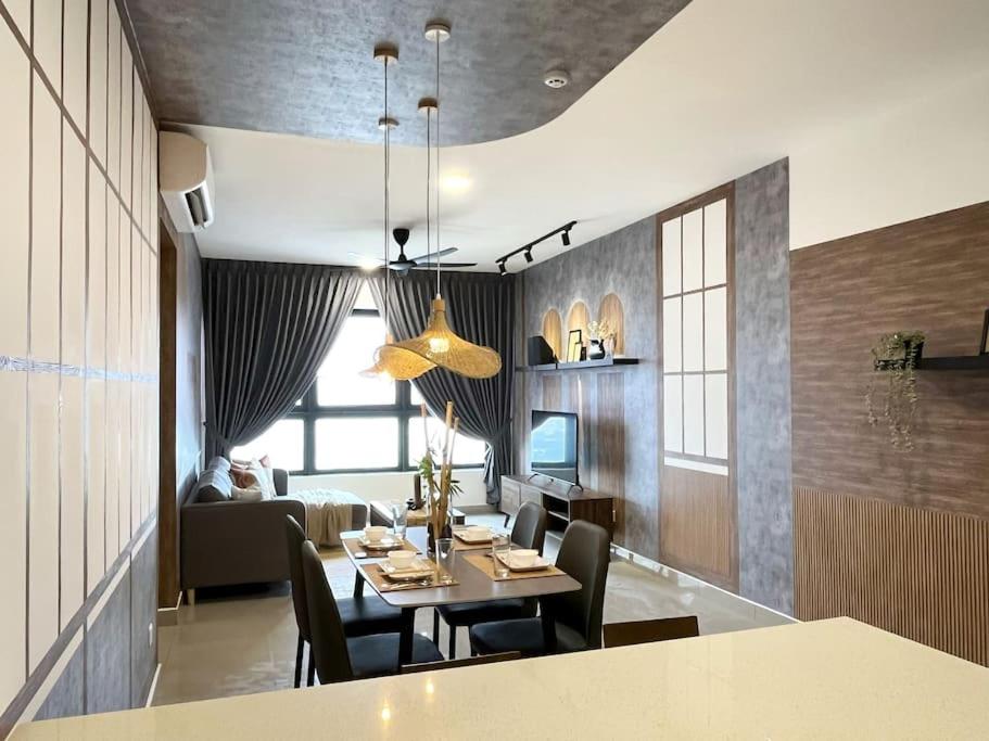 4BR Family Room MVertica near MRT by RumaBnB
