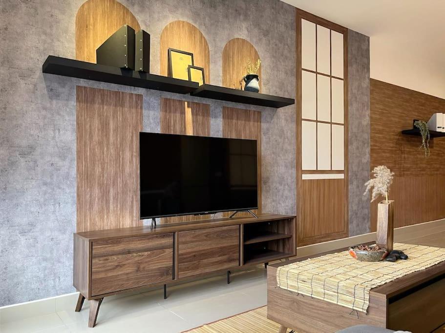 4BR Family Room MVertica near MRT by RumaBnB