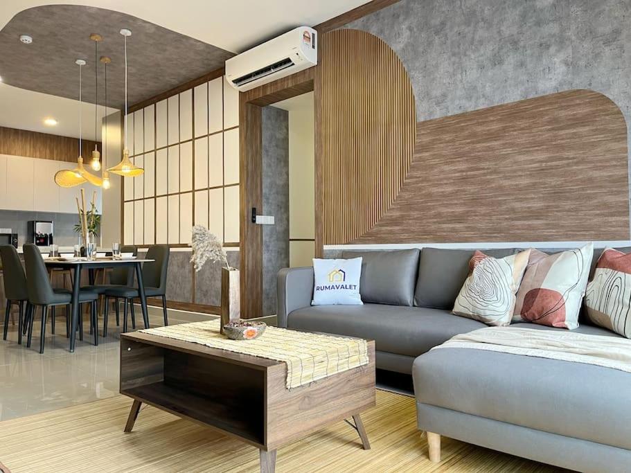 4BR Family Room MVertica near MRT by RumaBnB