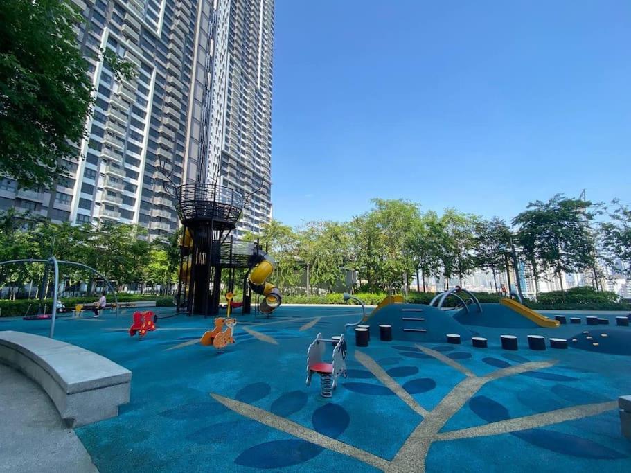 4BR Family Room MVertica near MRT by RumaBnB