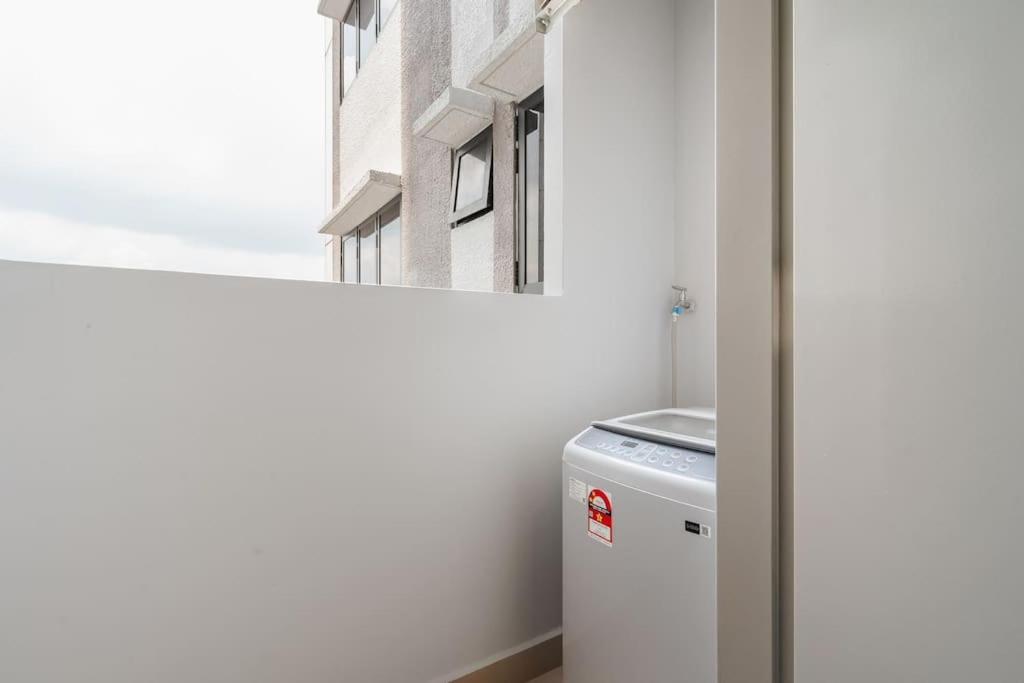 4BR Family Room MVertica near MRT by RumaBnB