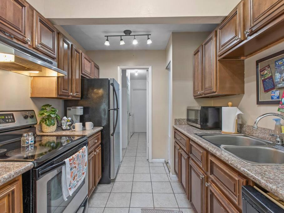 Spacious Condo Pet Friendly Ping Pong Table view 3