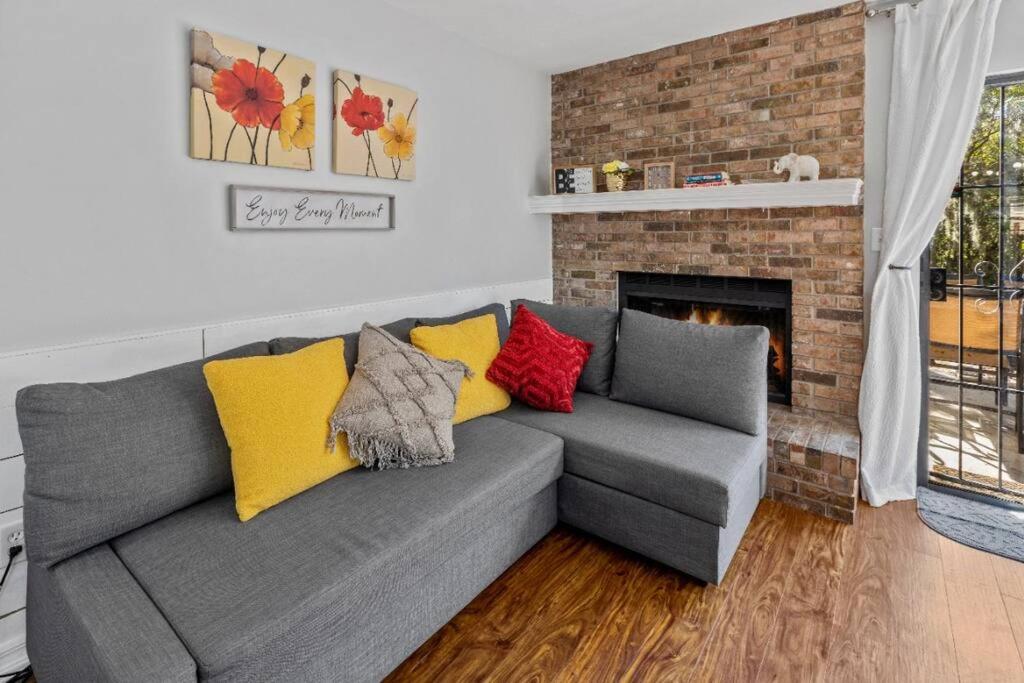 Family Friendly Townhouse with Reading Nook and Bike view 4