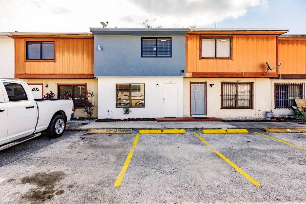 Miami Oasis 7 mins to Dolphin Mall MIA PS4 Games