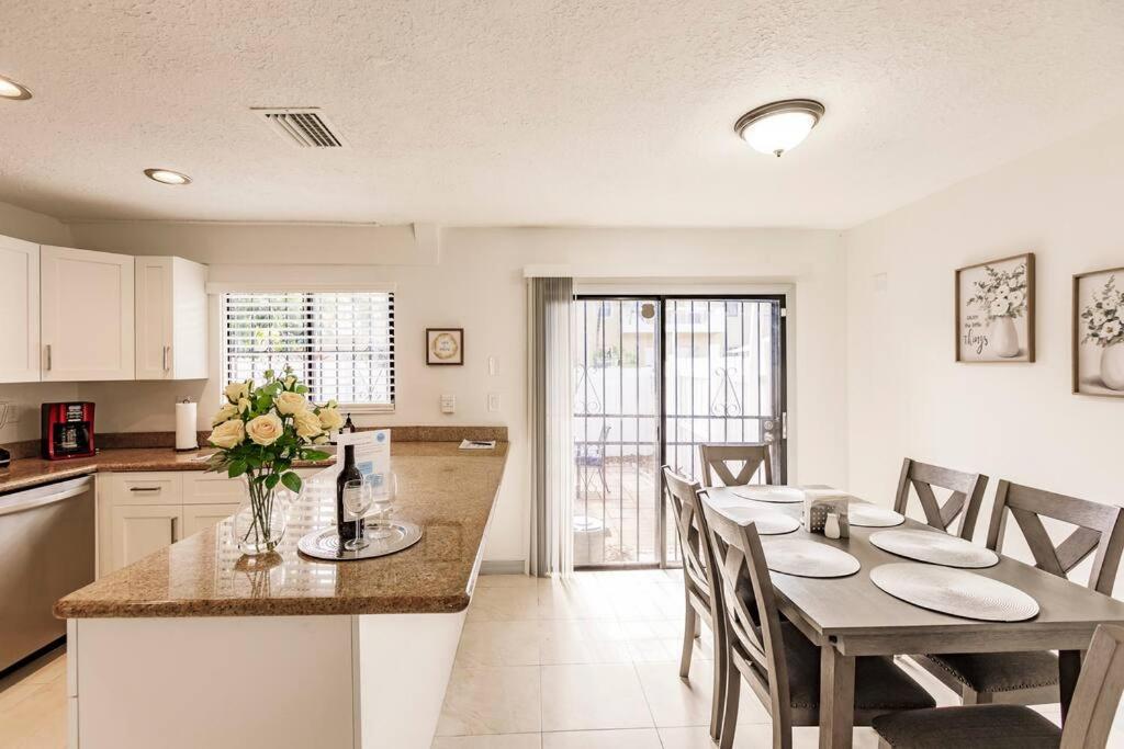 Miami Oasis 7 mins to Dolphin Mall MIA PS4 Games