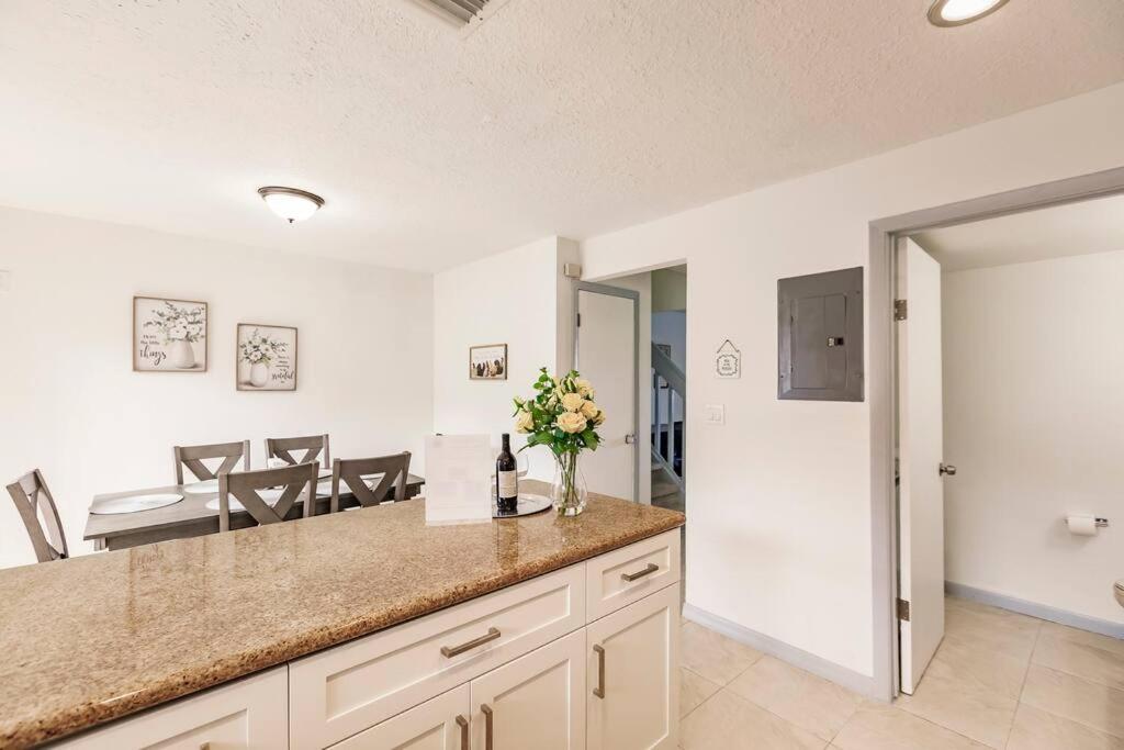 Miami Oasis 7 mins to Dolphin Mall MIA PS4 Games