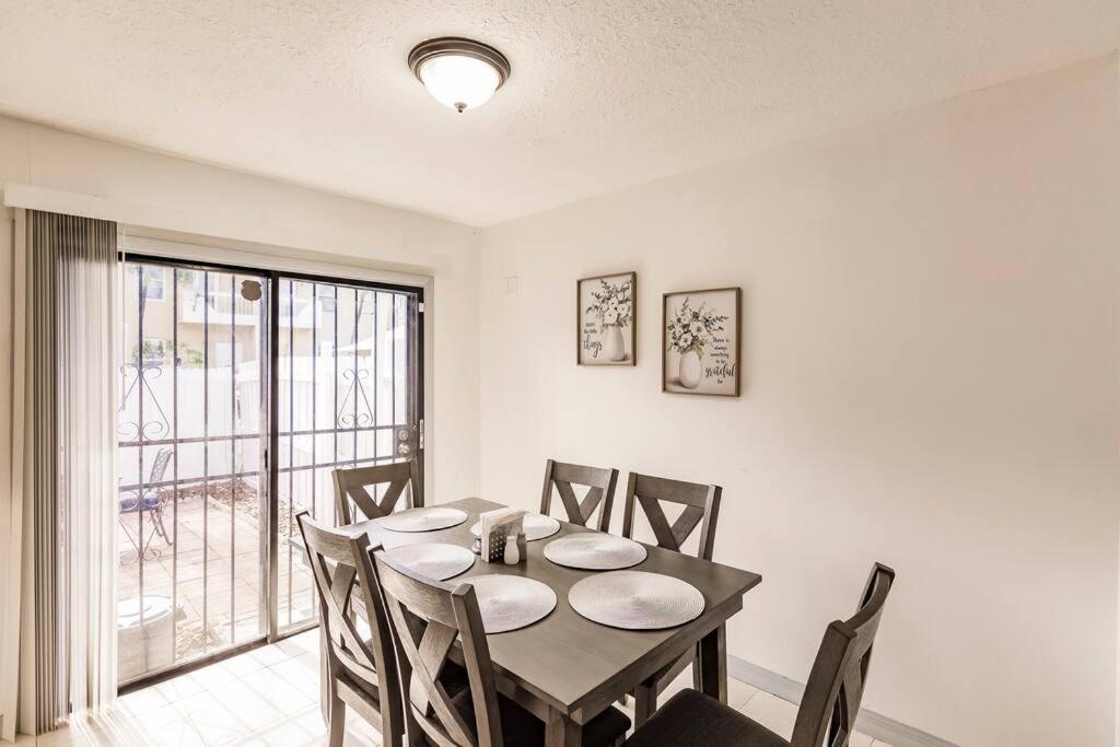 Miami Oasis 7 mins to Dolphin Mall MIA PS4 Games