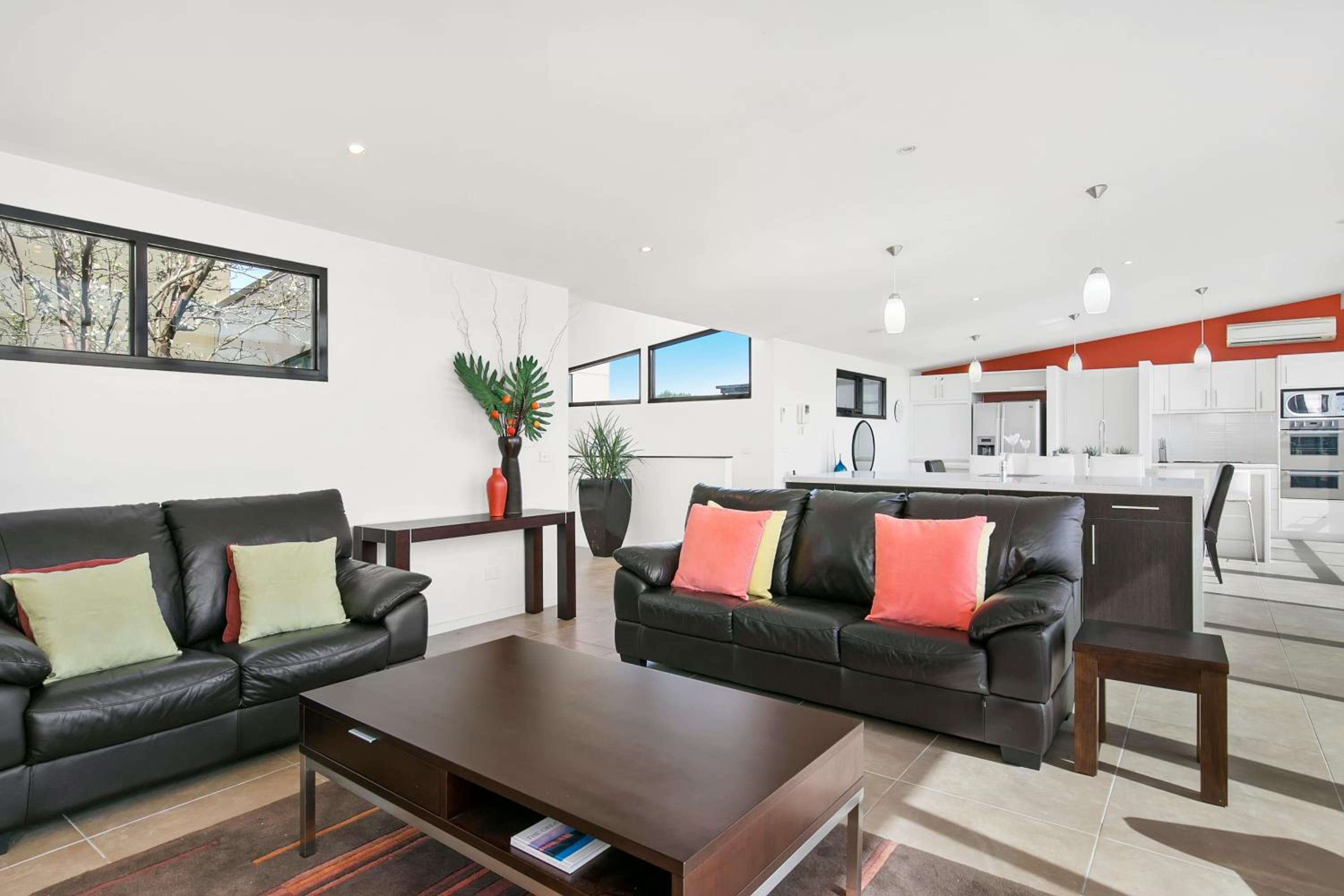 Gorgeous 4 Bedroom House with Swimming Pool - Pet Friendly