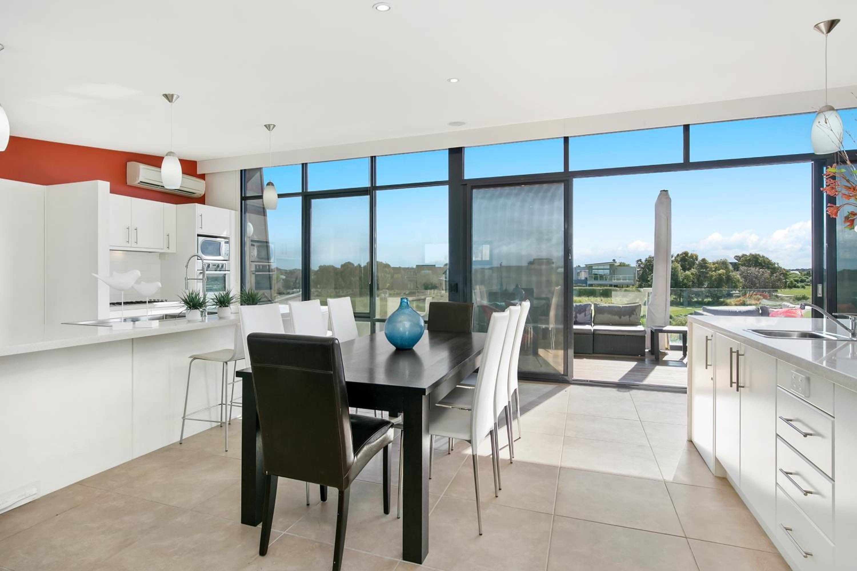Gorgeous 4 Bedroom House with Swimming Pool - Pet Friendly