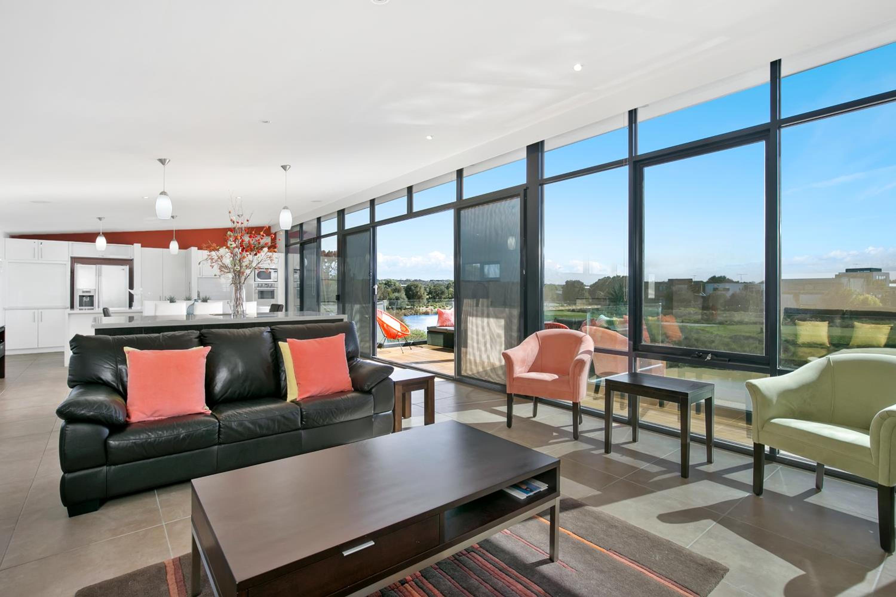 Gorgeous 4 Bedroom House with Swimming Pool - Pet Friendly