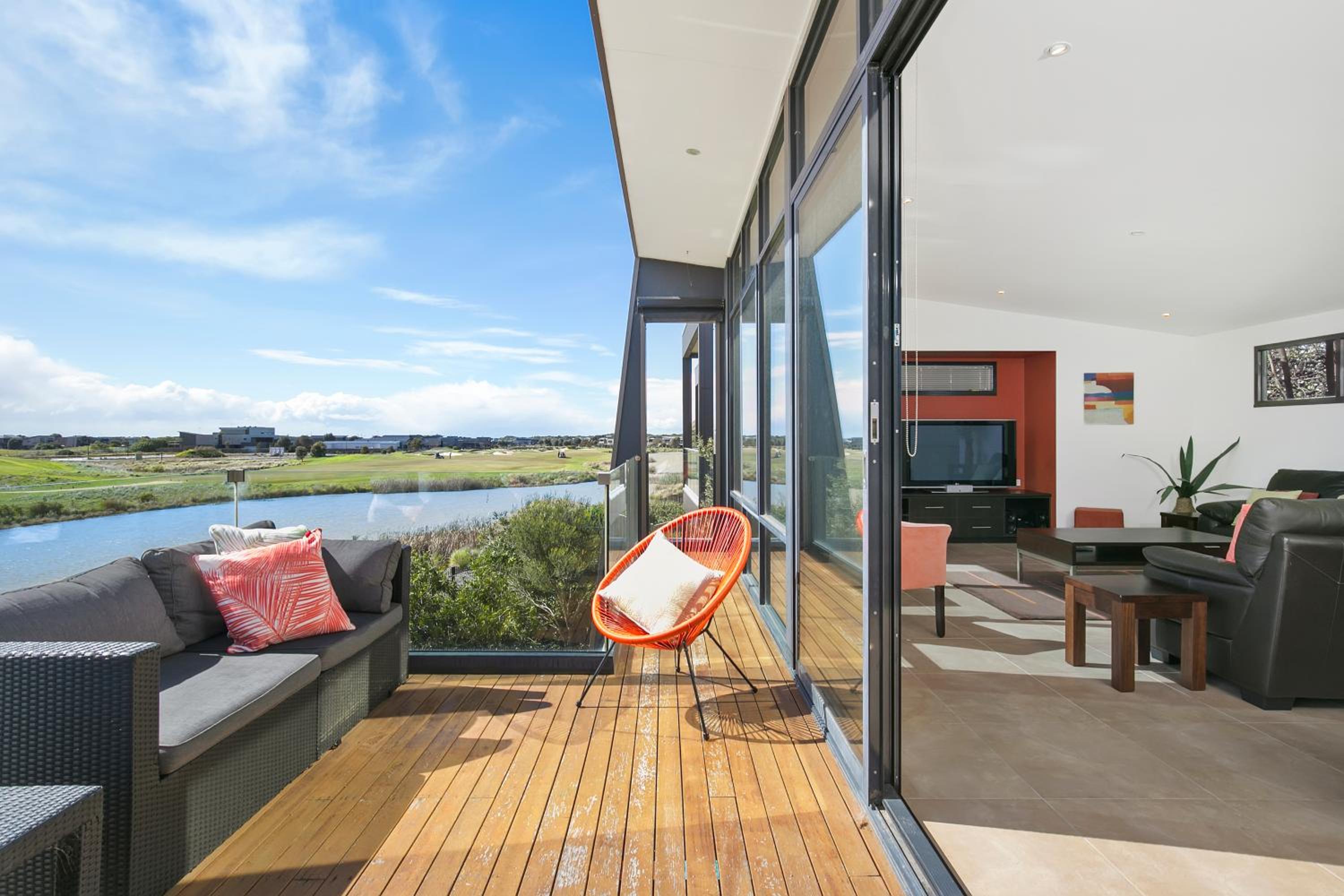 Gorgeous 4 Bedroom House with Swimming Pool - Pet Friendly