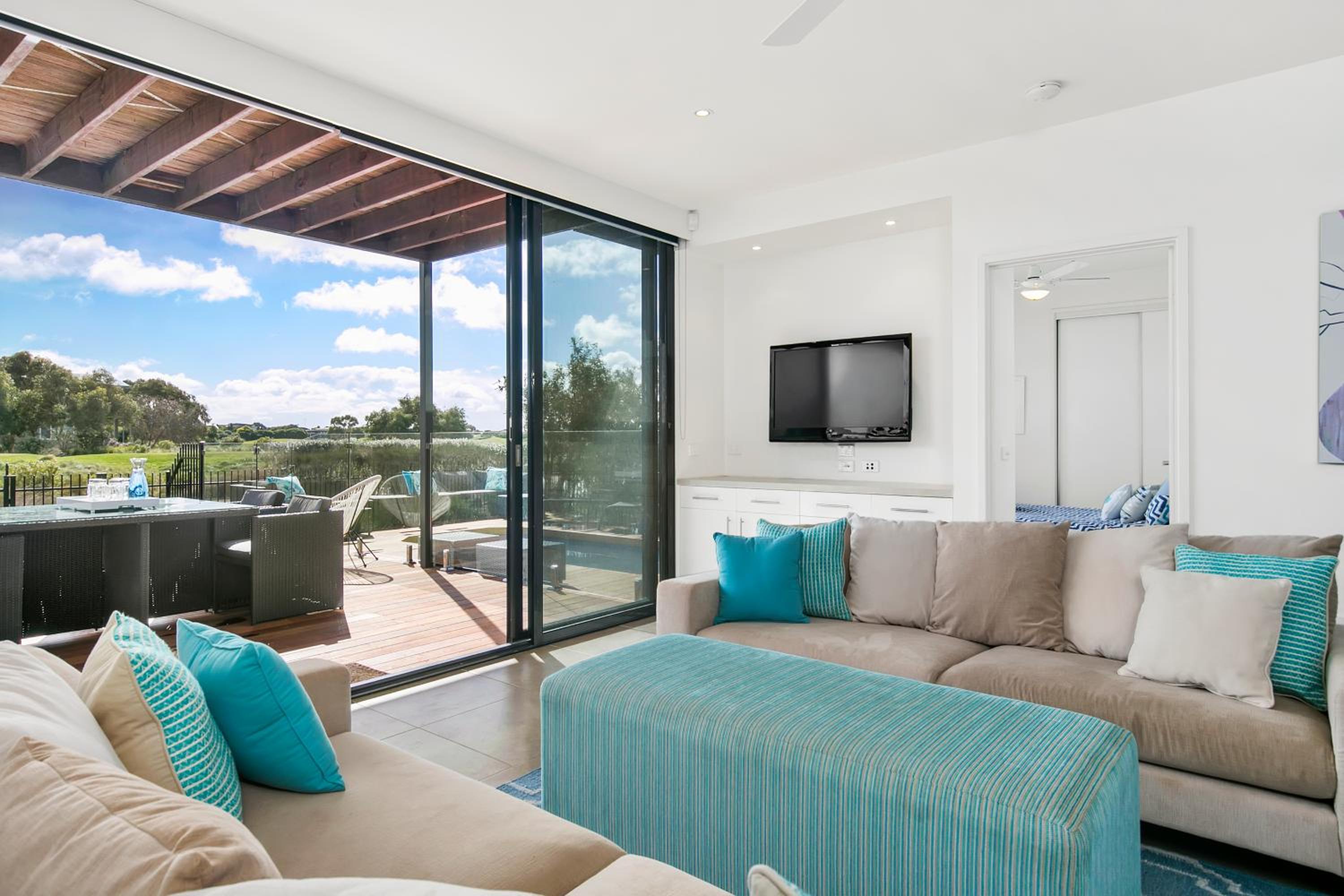 Gorgeous 4 Bedroom House with Swimming Pool - Pet Friendly