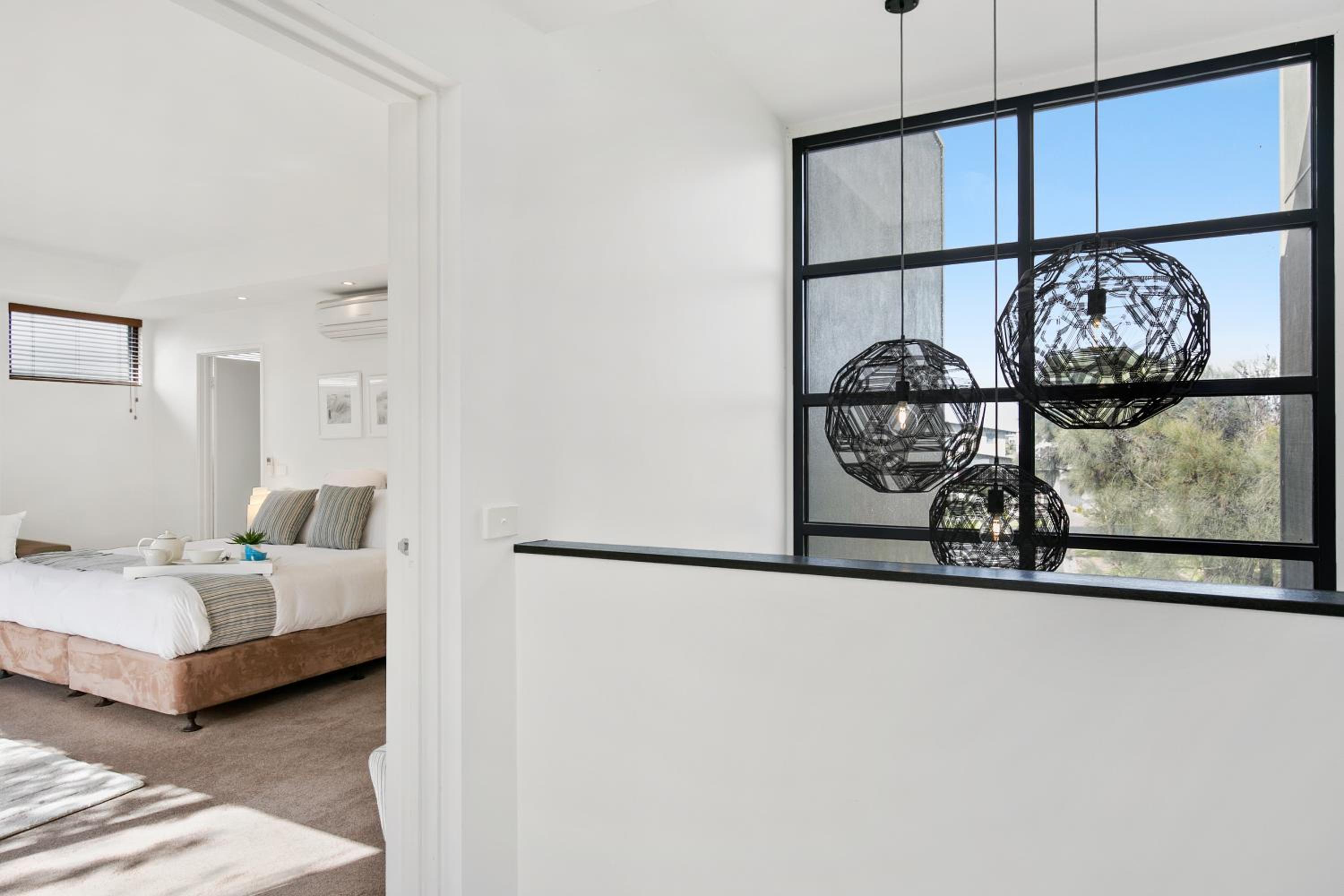 Gorgeous 4 Bedroom House with Swimming Pool - Pet Friendly