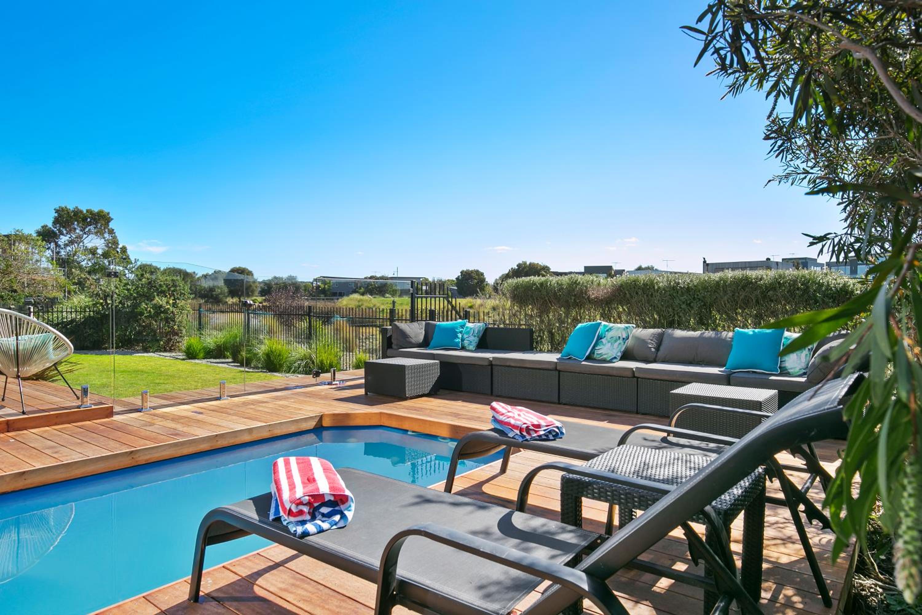 Gorgeous 4 Bedroom House with Swimming Pool - Pet Friendly