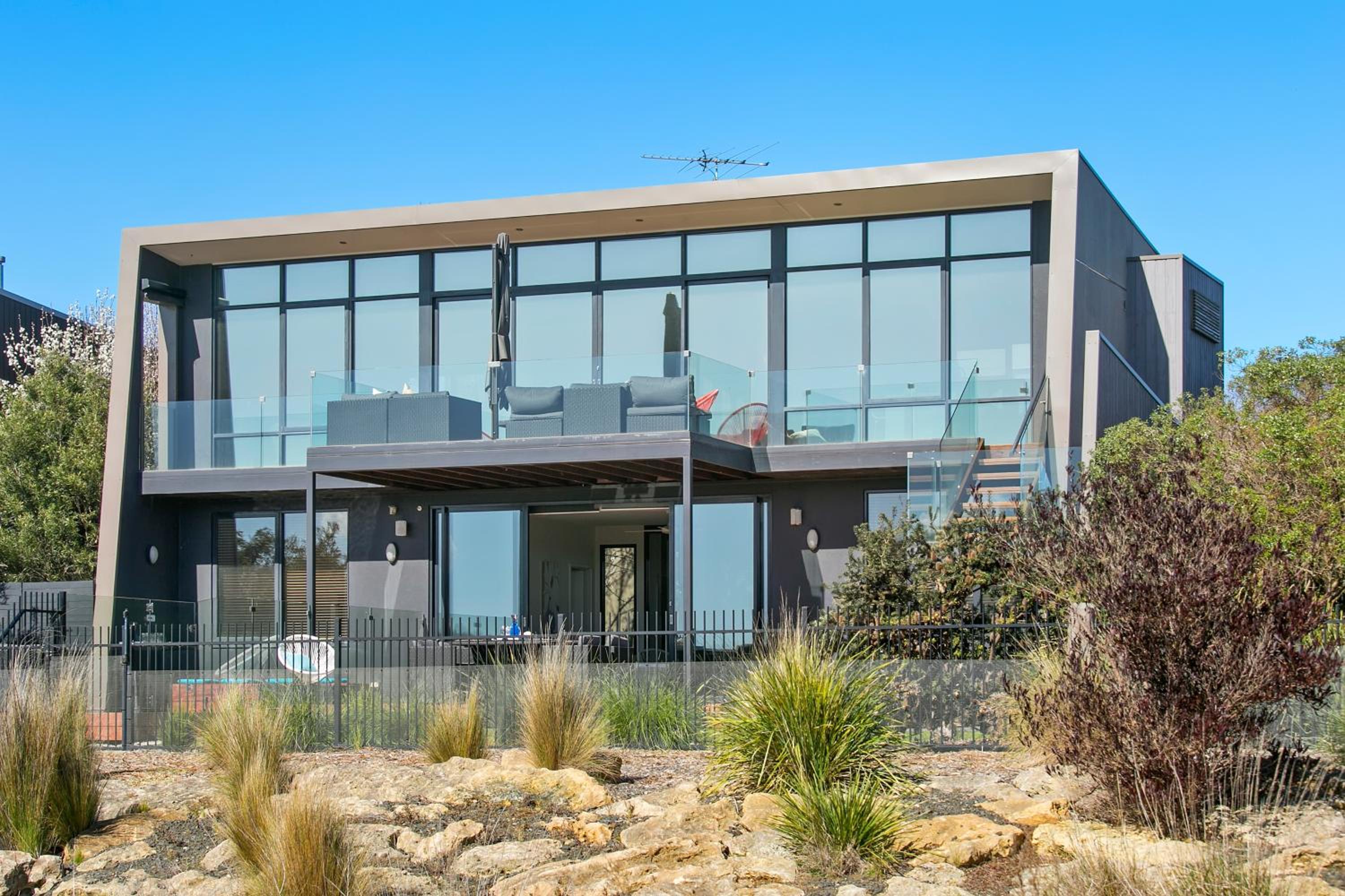 Gorgeous 4 Bedroom House with Swimming Pool - Pet Friendly