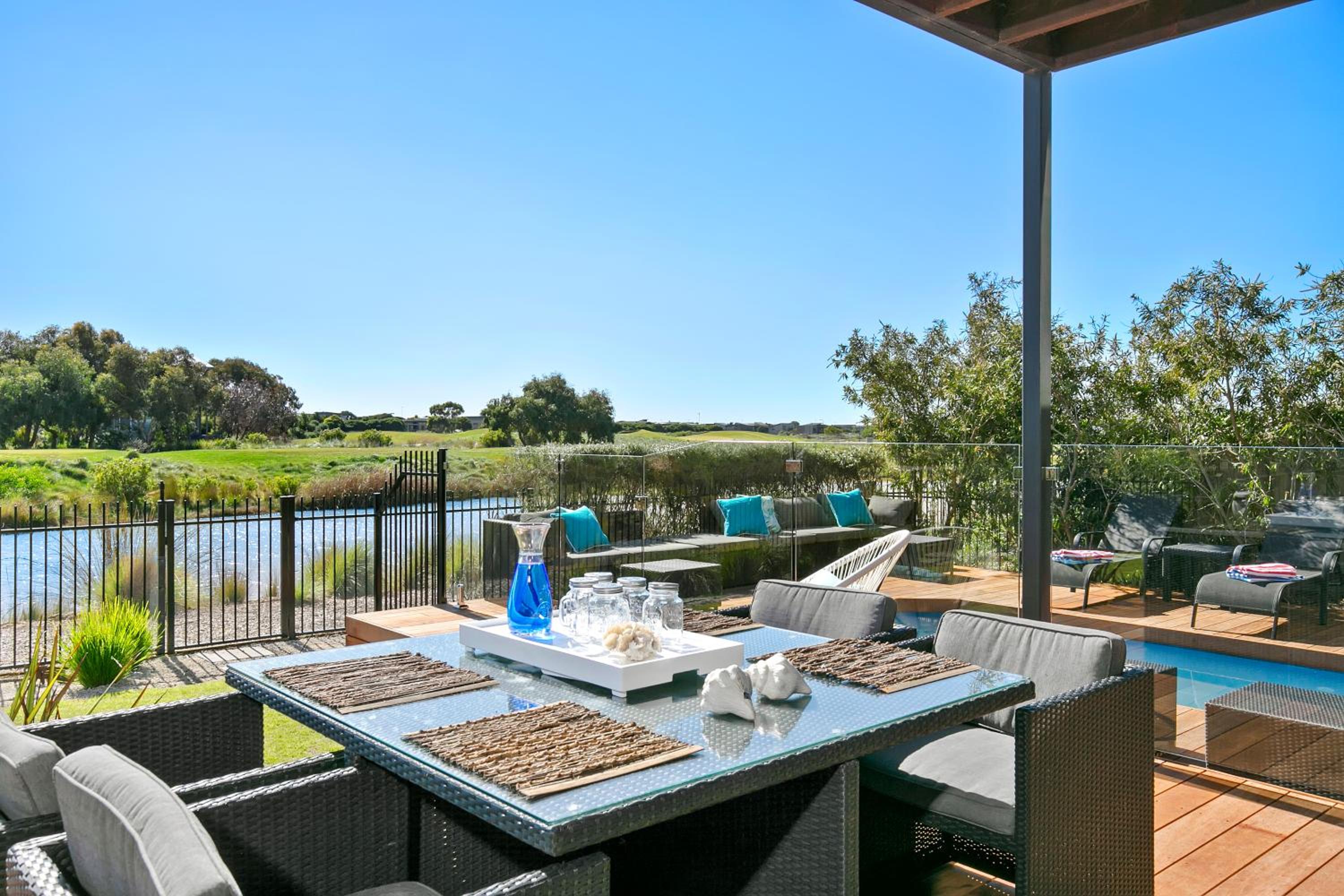Gorgeous 4 Bedroom House with Swimming Pool - Pet Friendly